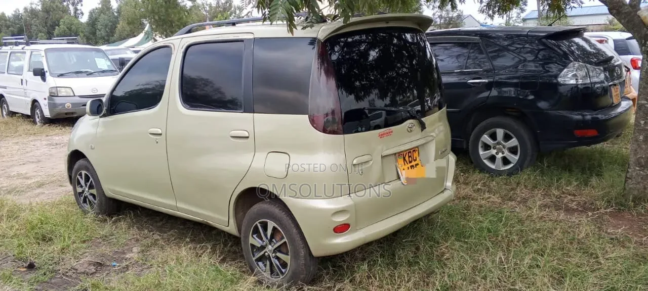 Toyota Fun Cargo 2021 Gold