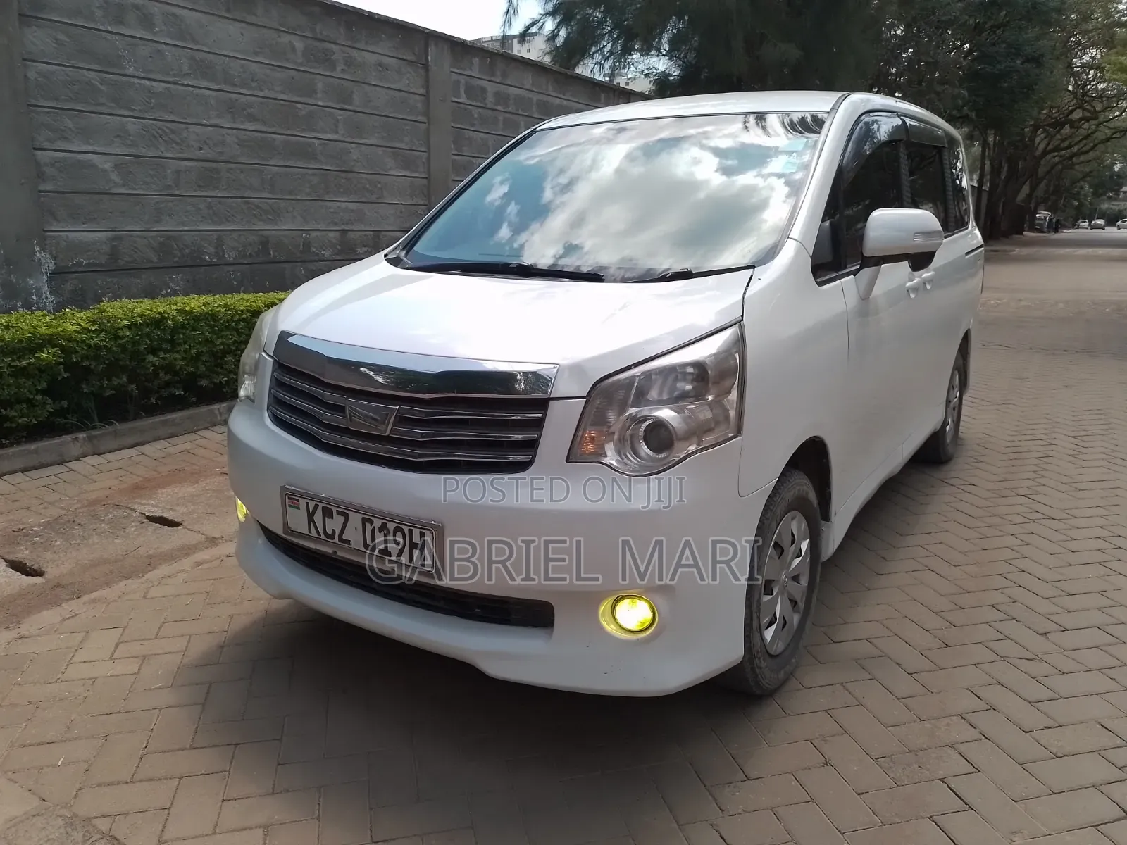 Toyota Noah 2013 White
