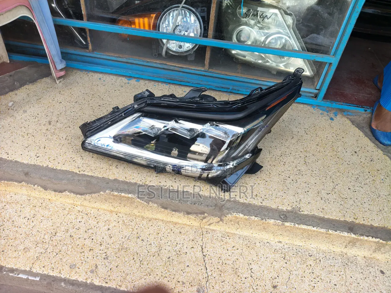 Lexus 570 Headlight