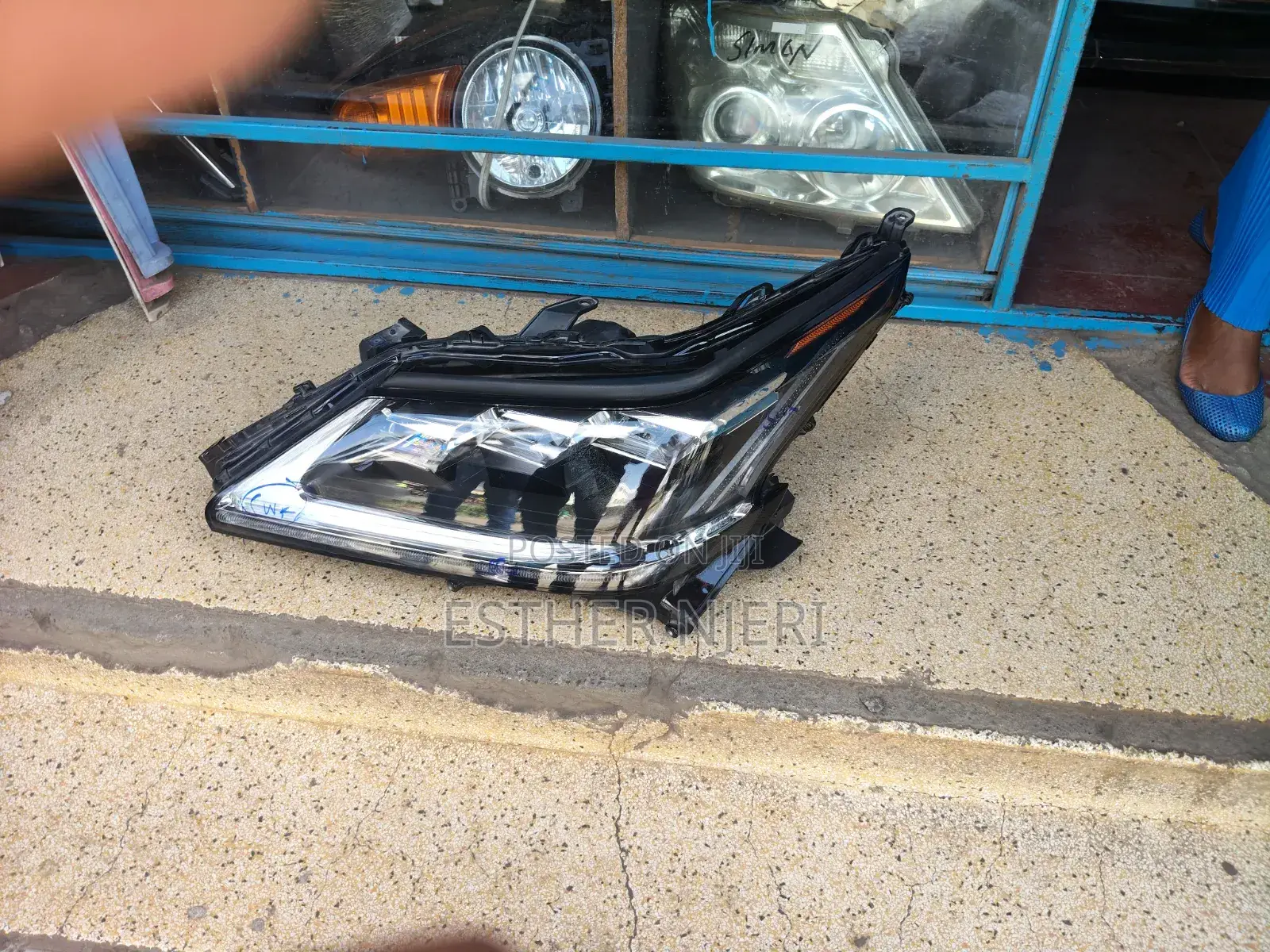 Lexus 570 Headlight