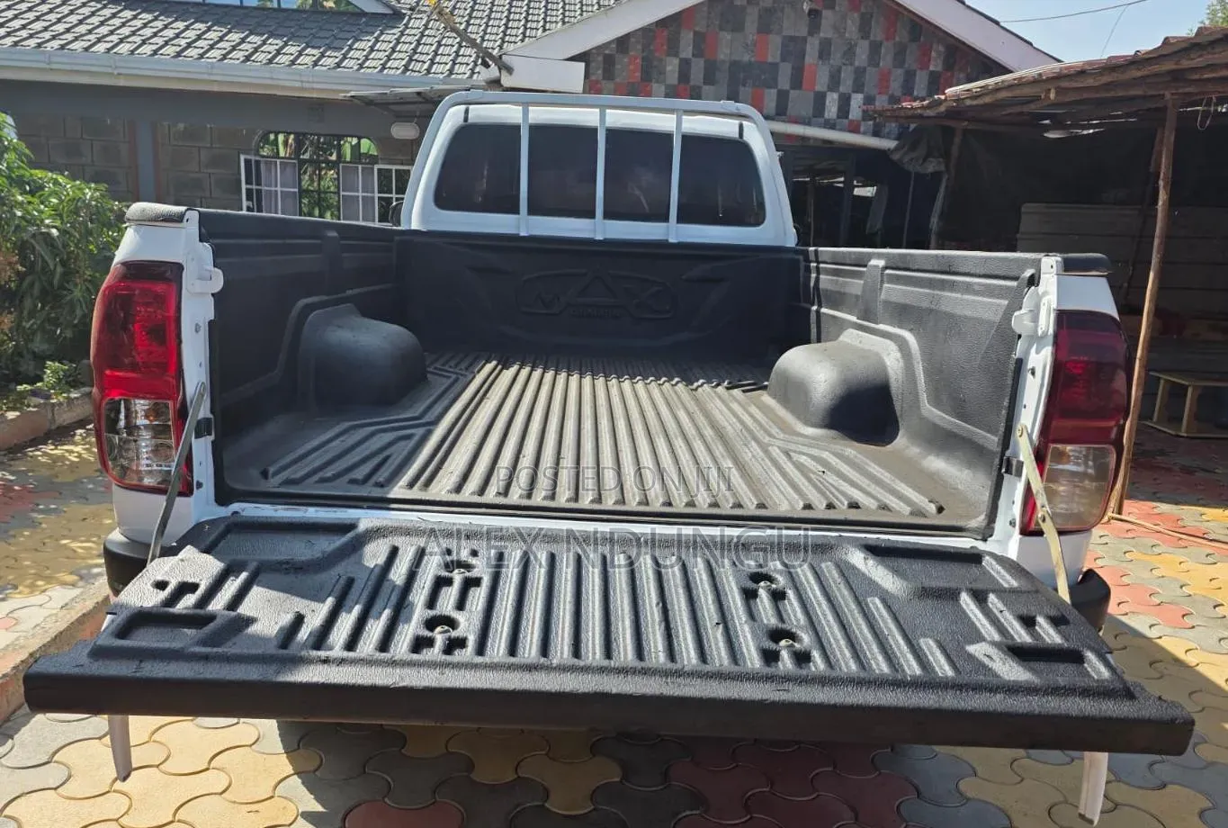 Toyota Hilux 2019 White