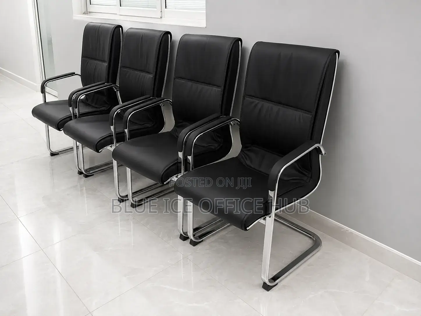 Executive Manager Swivel Chair With Leather Finish