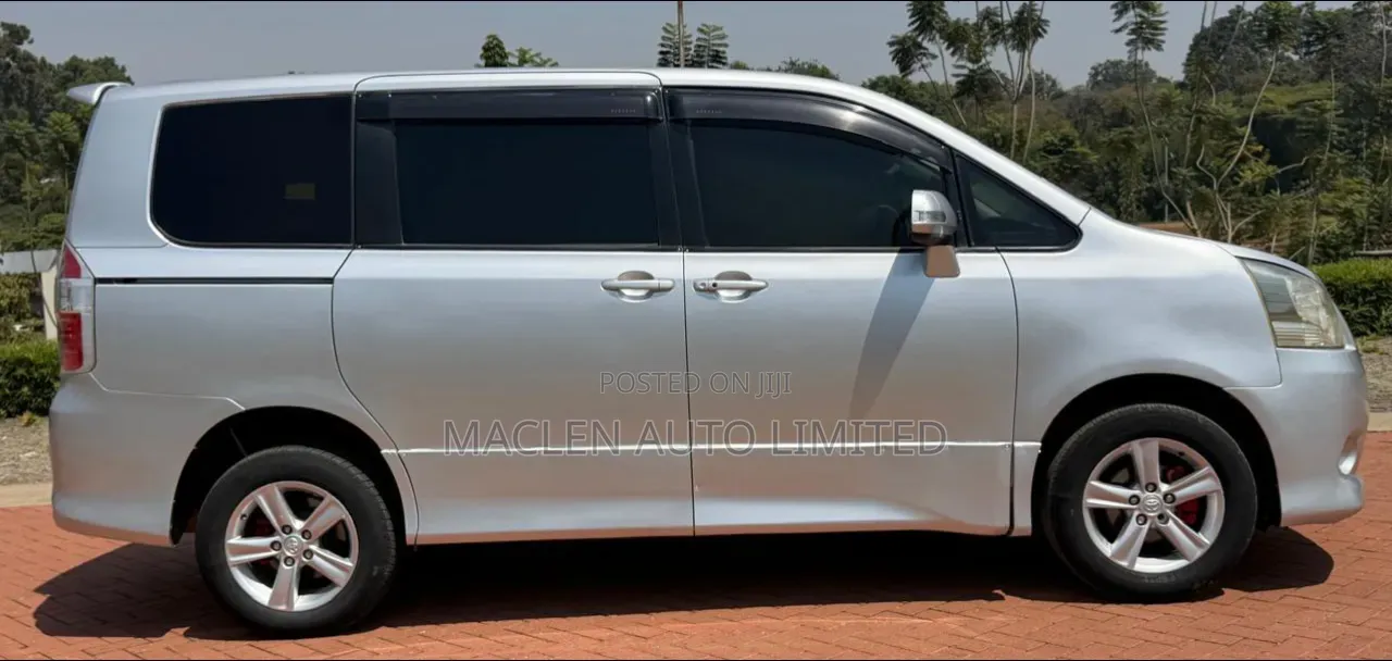 Toyota Noah 2009 Silver