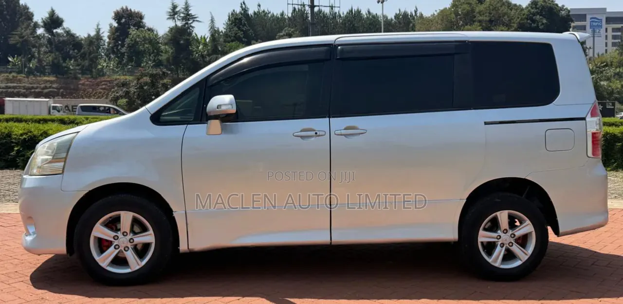 Toyota Noah 2009 Silver