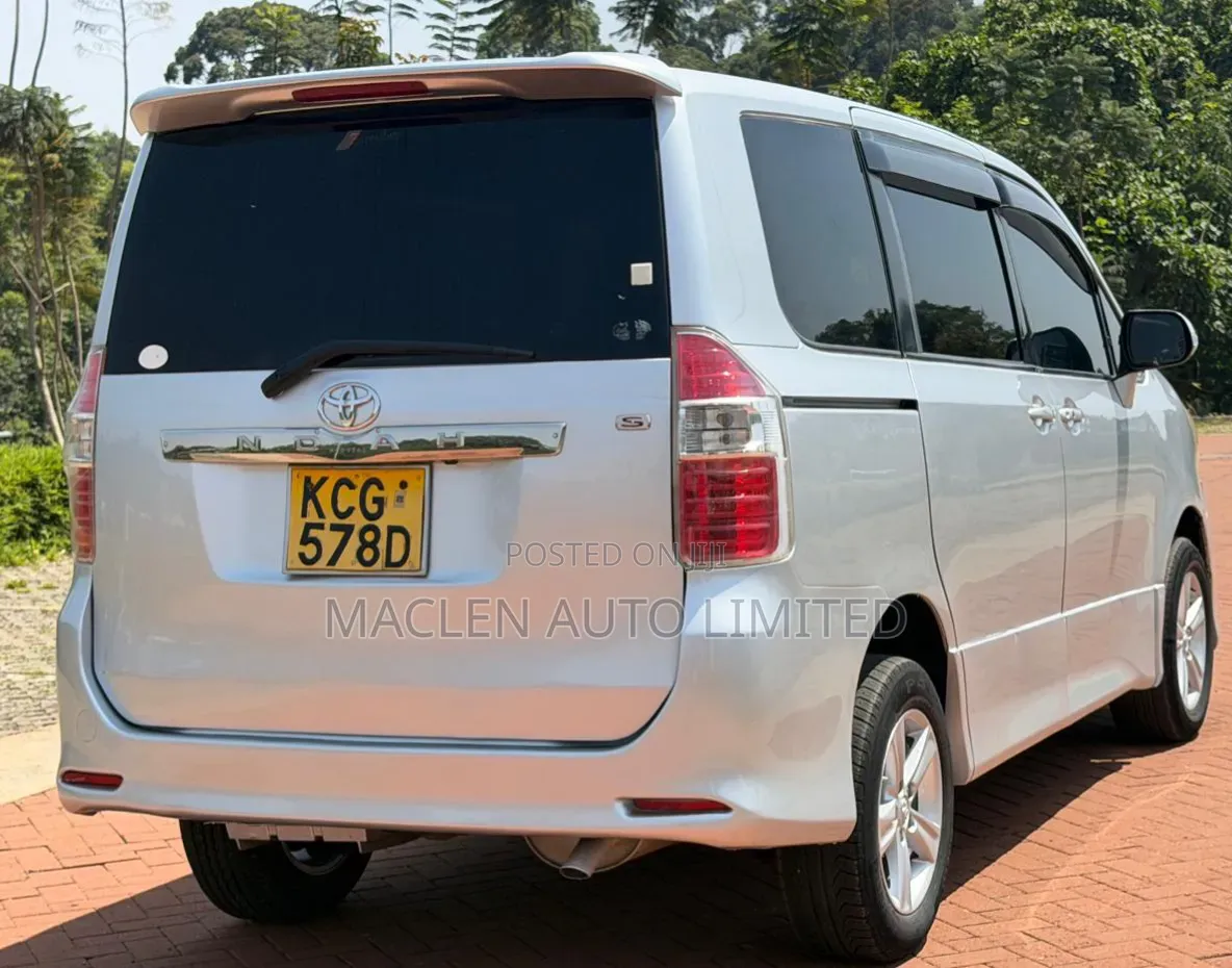 Toyota Noah 2009 Silver