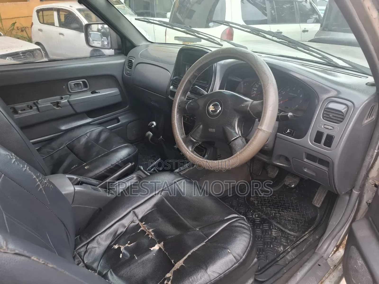 Nissan NP300 1997 Gold