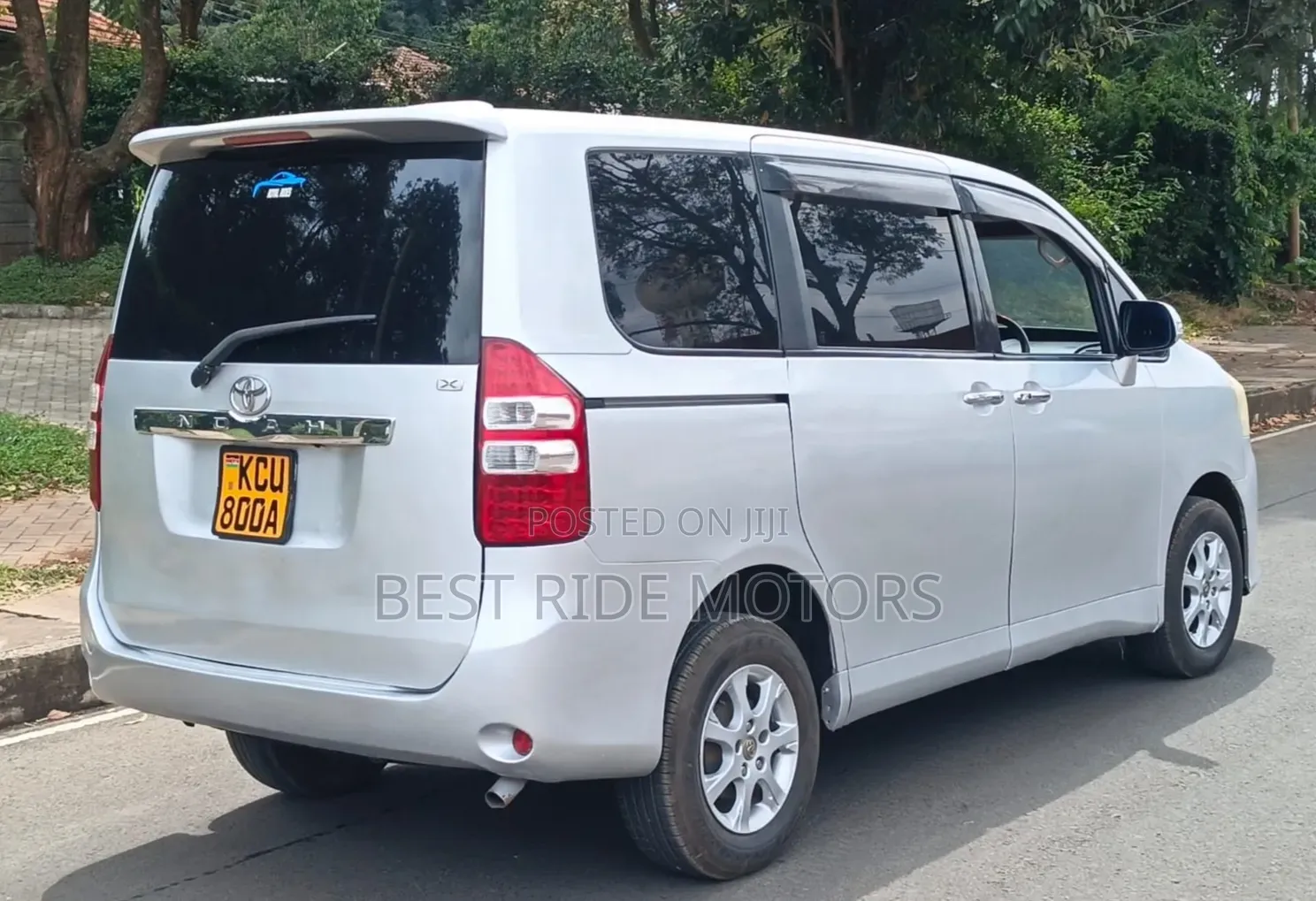 Toyota Noah 2.0 158hp FWD (8 Seater) 2012 Silver
