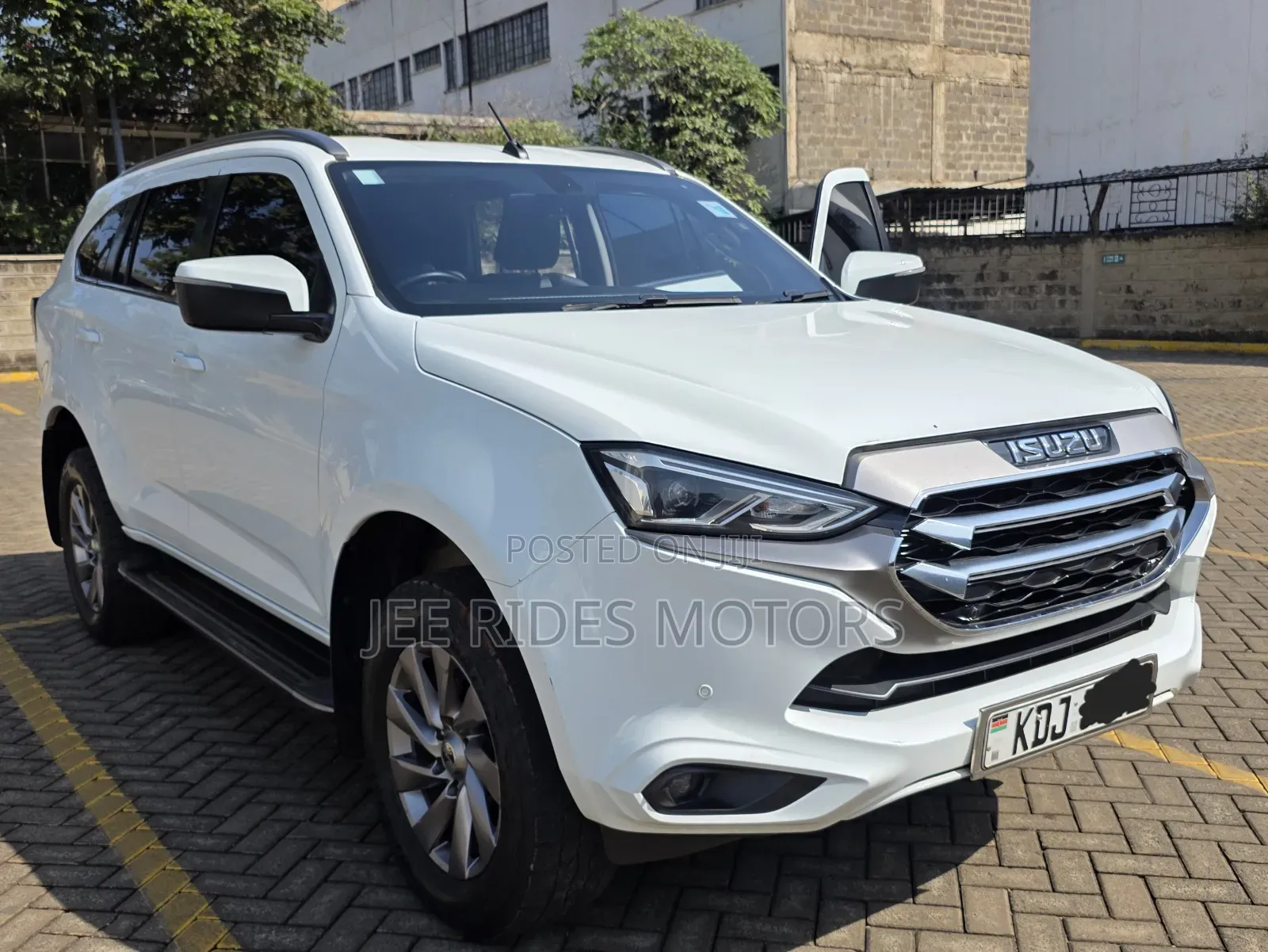 Isuzu MU-X 2022 White