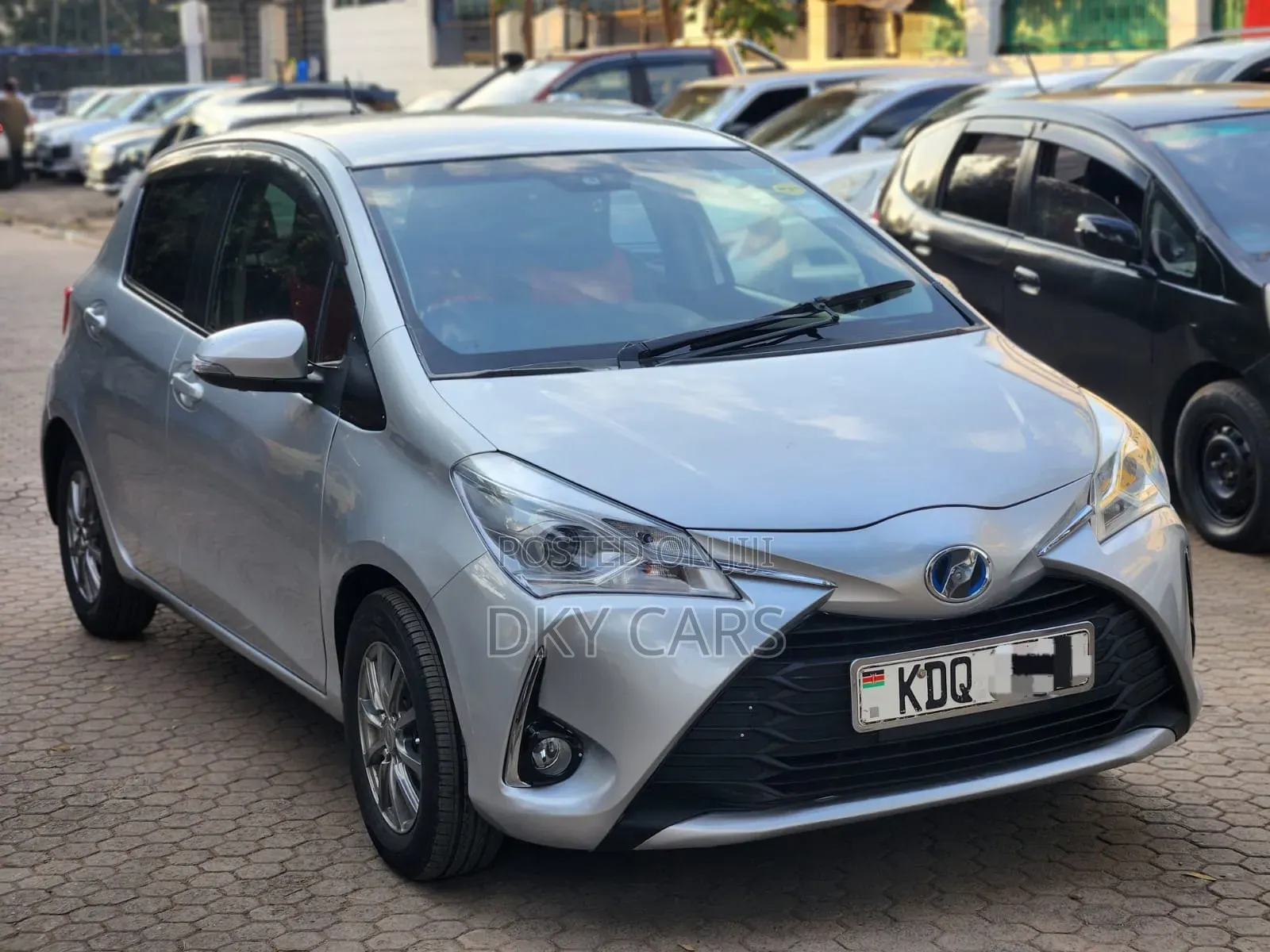 Toyota Vitz 2017 Silver