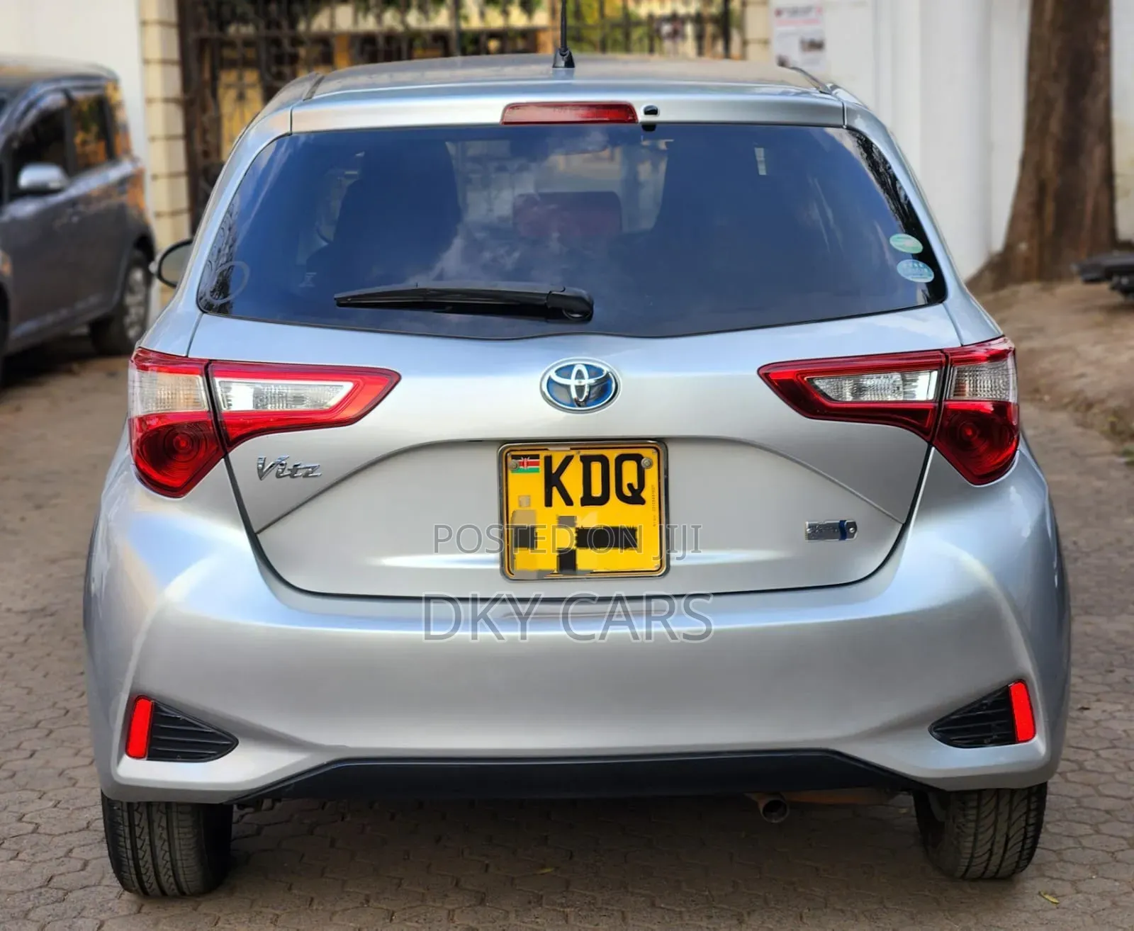 Toyota Vitz 2017 Silver
