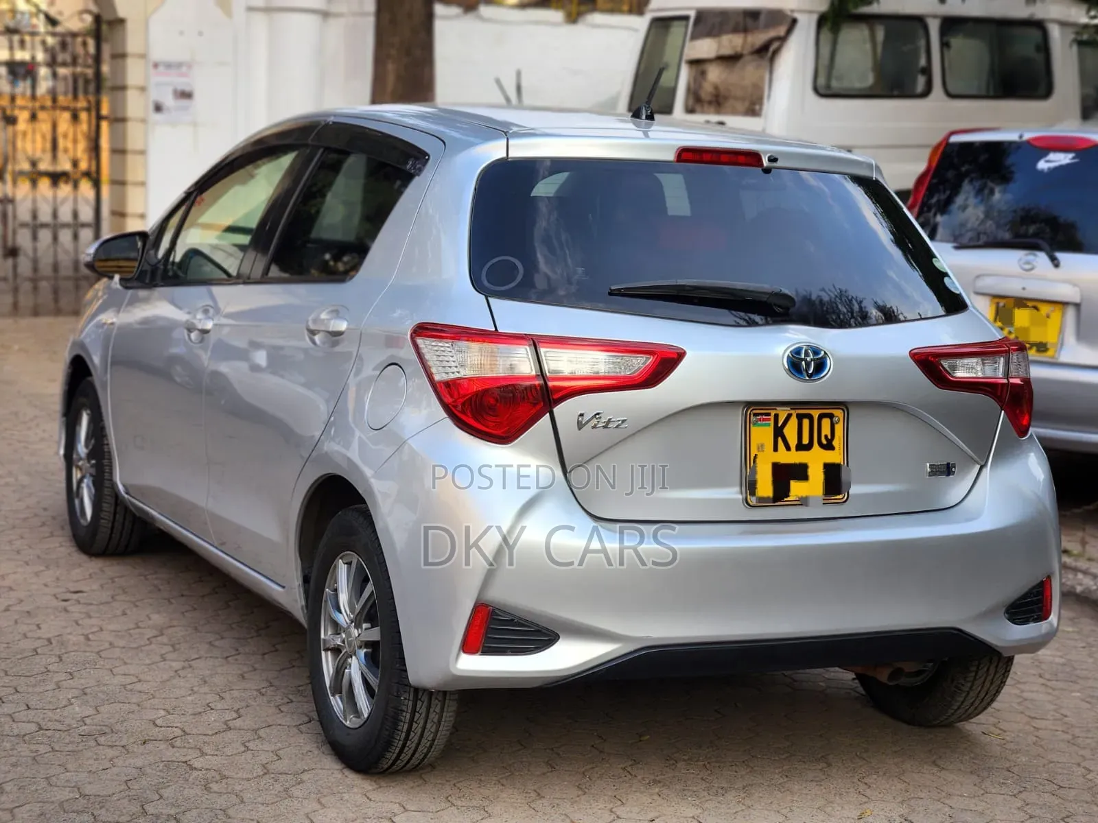 Toyota Vitz 2017 Silver