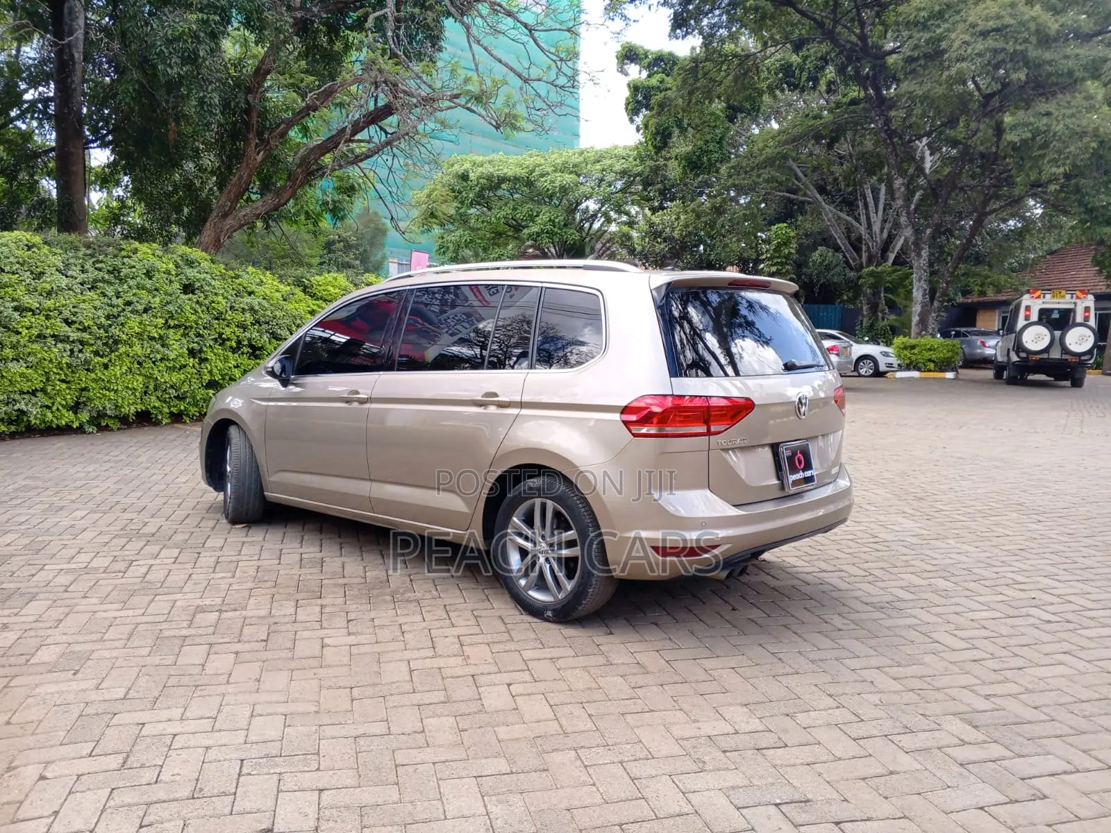 Volkswagen Touran 2018 Gold