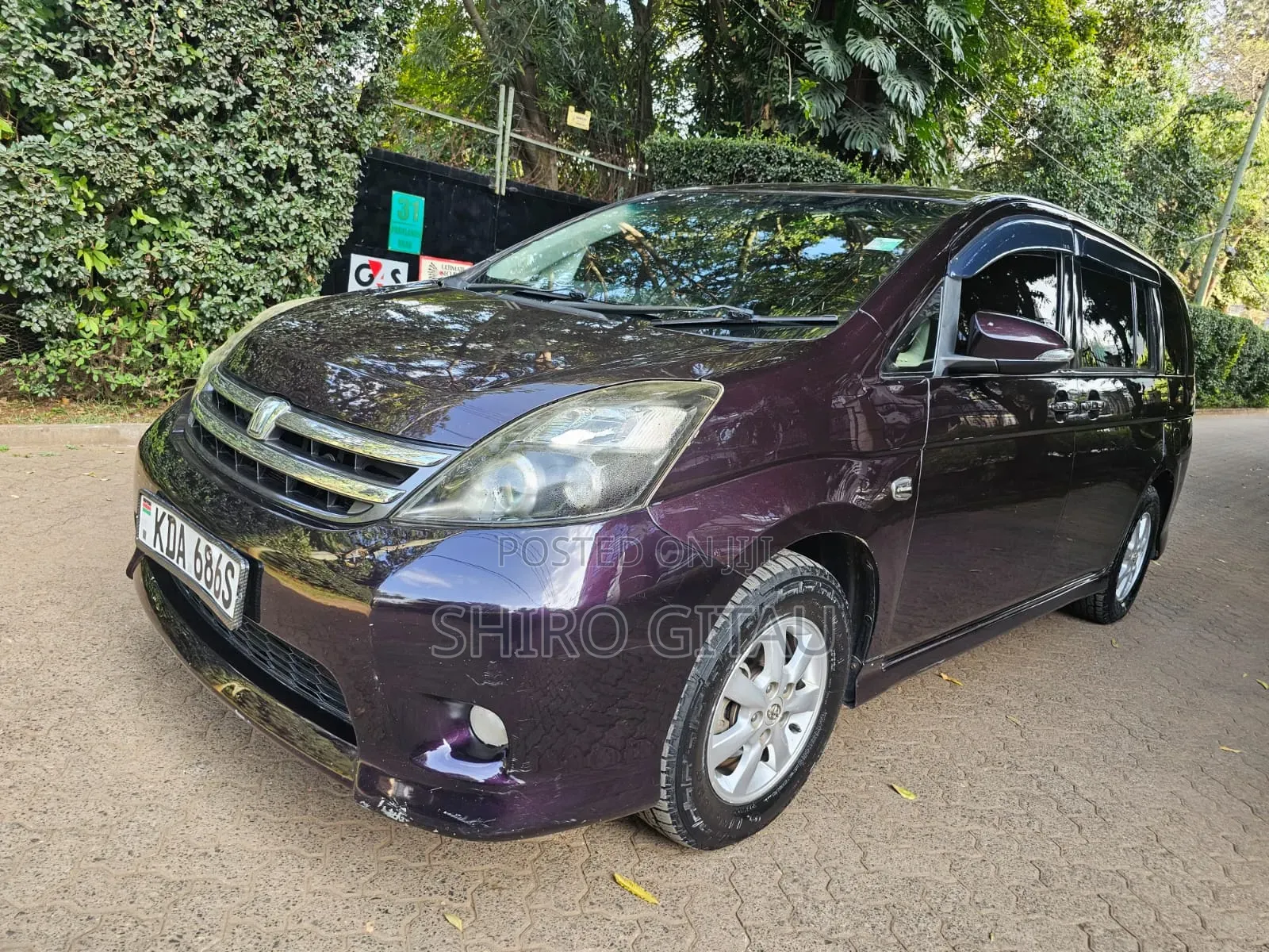 Toyota ISIS 2014 Burgundy