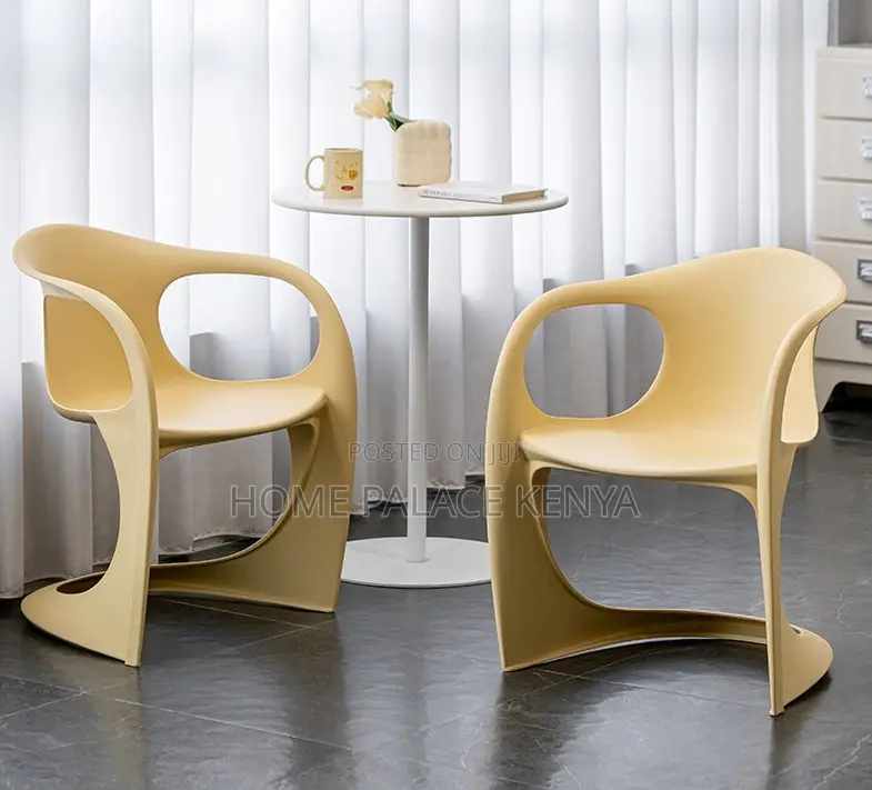 Dining Chair: Seamless Cantilever Curve Plastic Chair