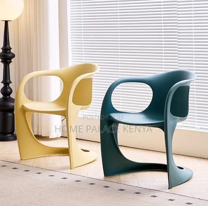 Dining Chair: Seamless Cantilever Curve Plastic Chair
