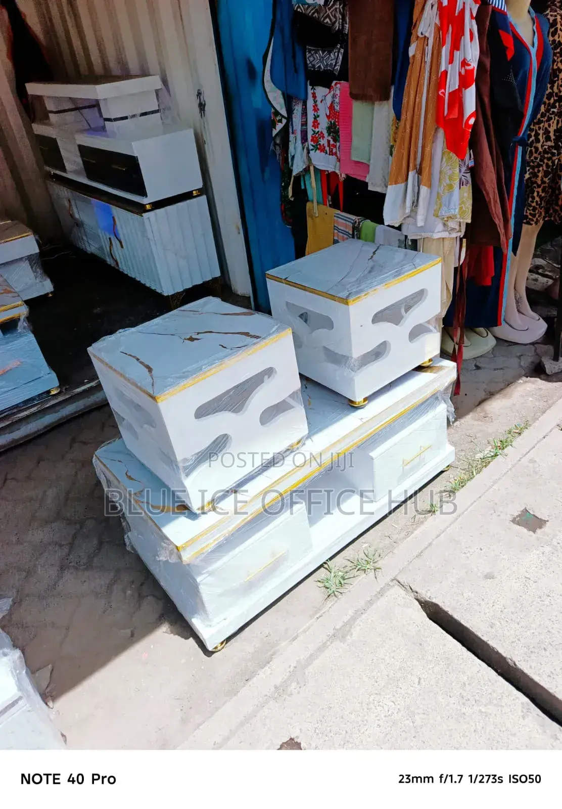 Modern White Coffee Table With 2 Stylish Stools