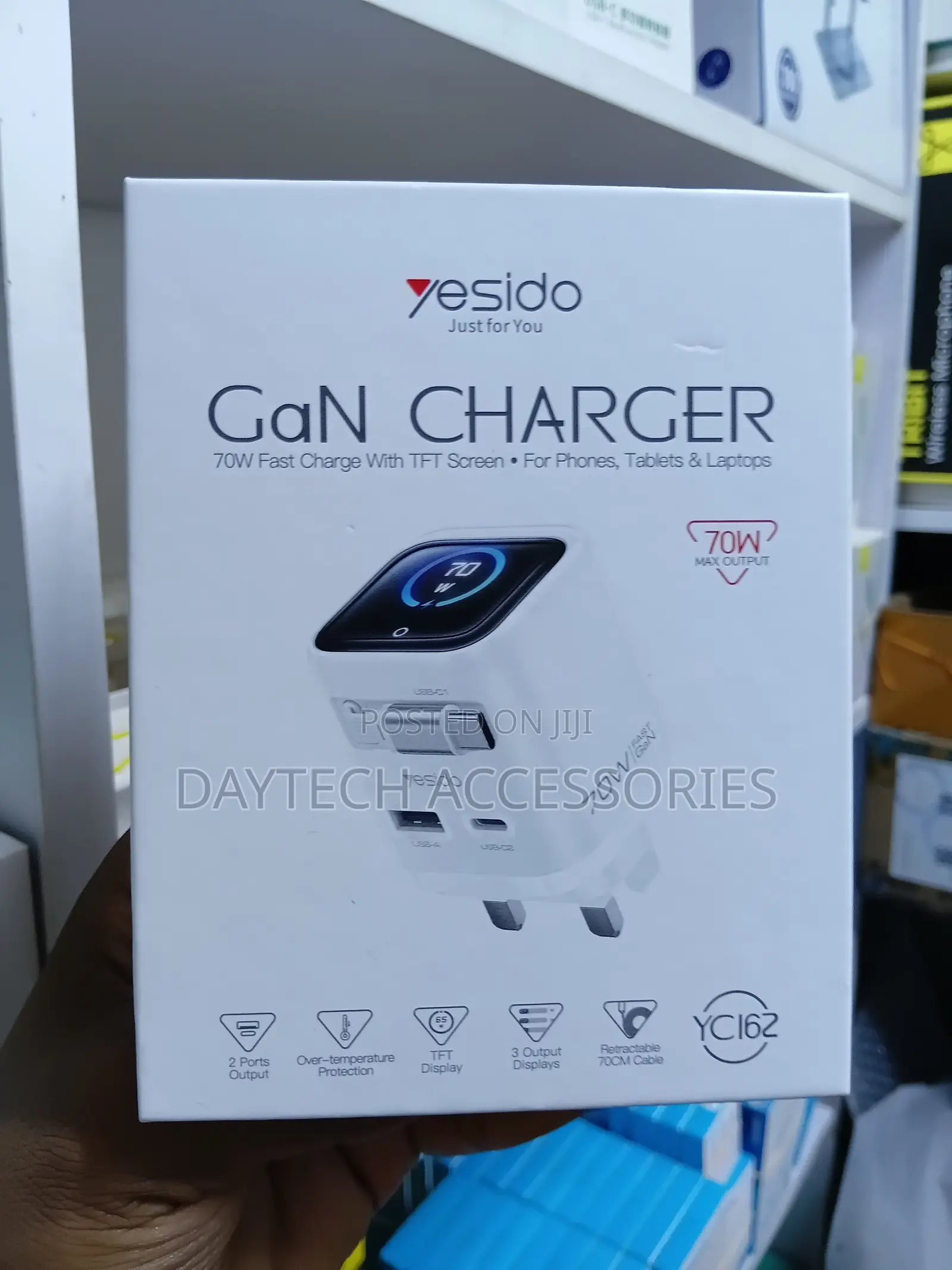 Yesido YC162 GaN Charger With TFT Display to Monitor Charging Power.