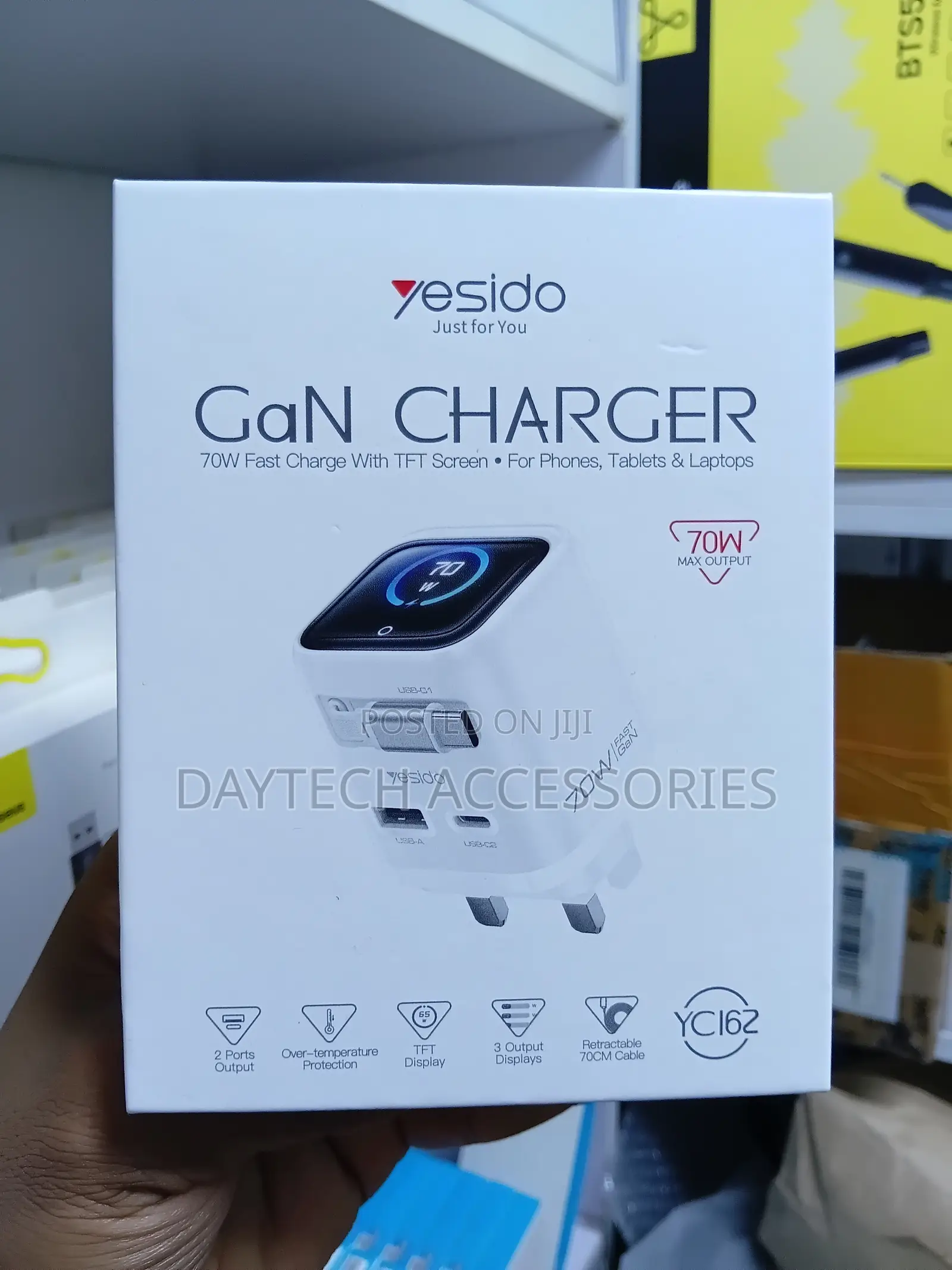 Yesido YC162 GaN Charger With TFT Display to Monitor Charging Power.
