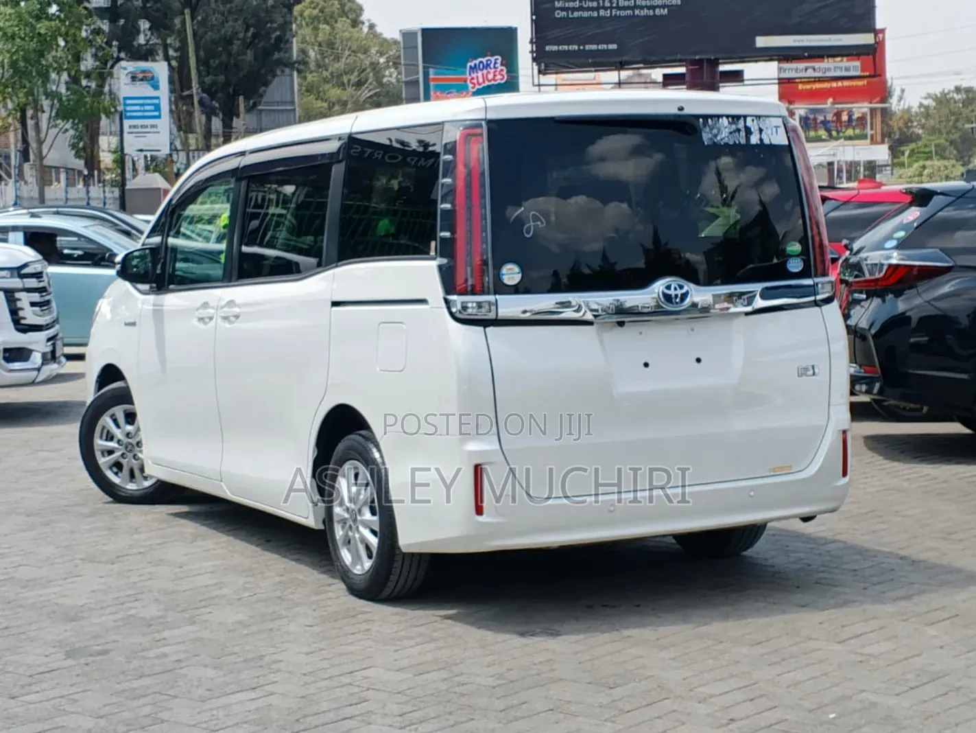 Toyota Noah 1.8 FWD Hybrid (7 seater) 2019 White