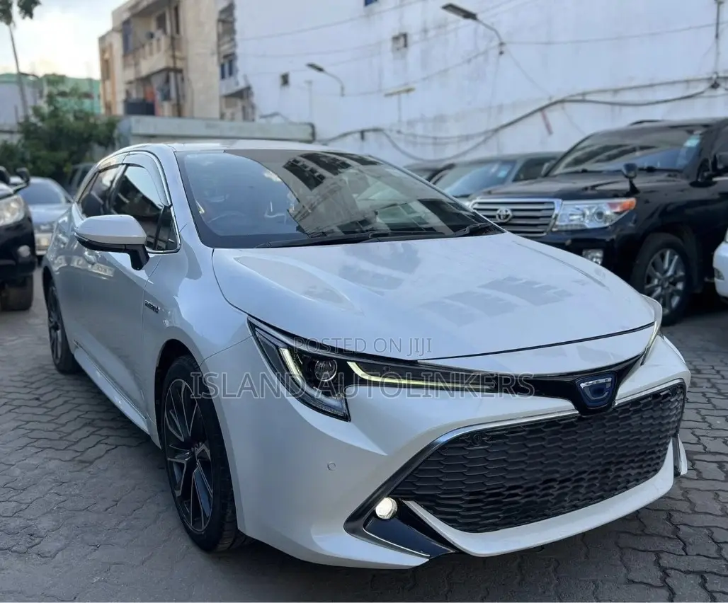 Toyota Corolla XLE (1.8L 4cyl 2A) 2018 White