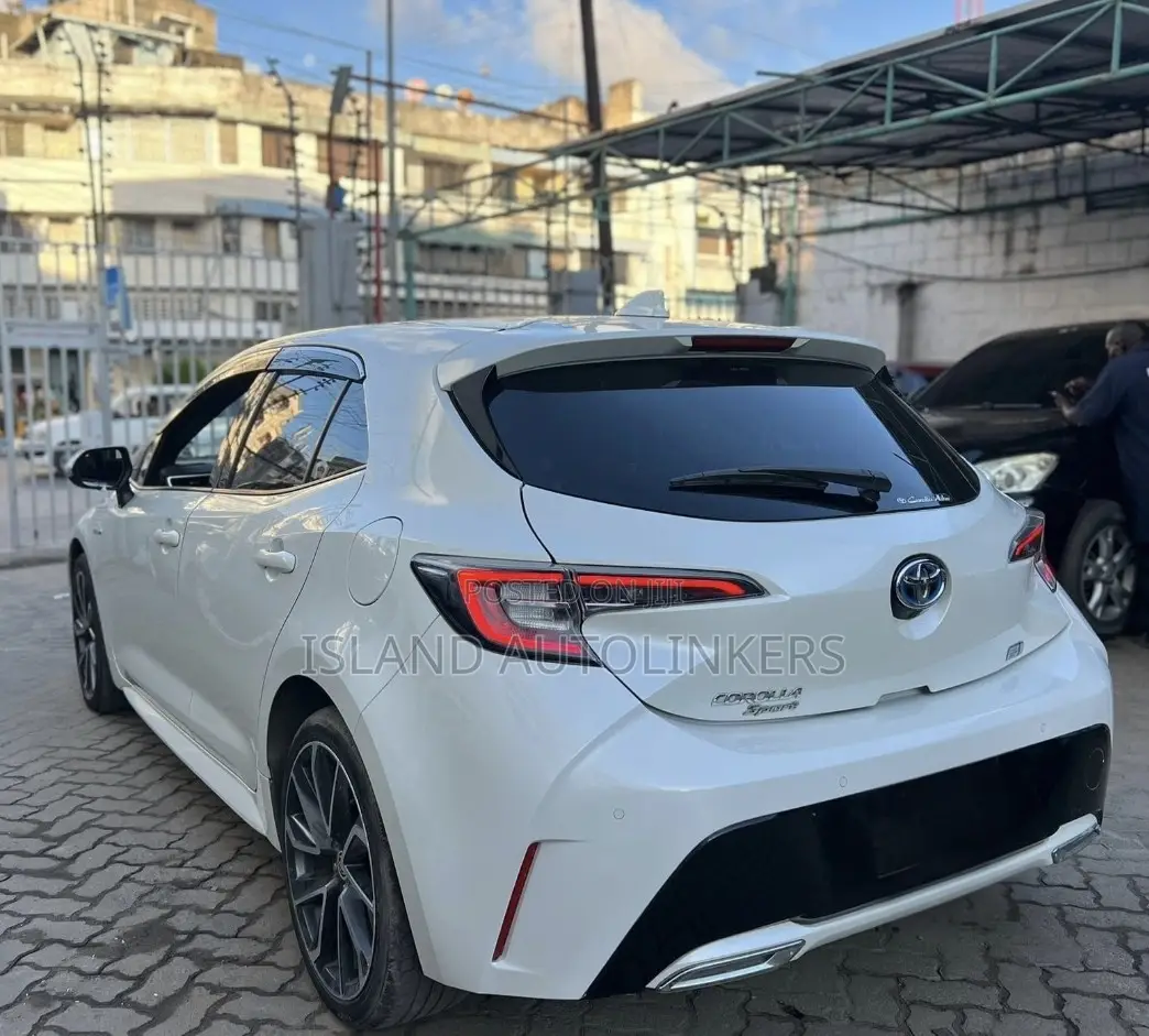 Toyota Corolla XLE (1.8L 4cyl 2A) 2018 White