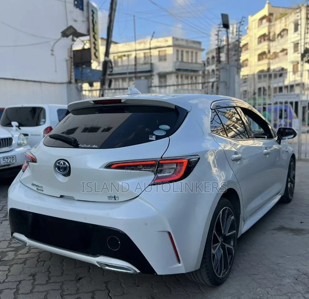 Toyota Corolla XLE (1.8L 4cyl 2A) 2018 White