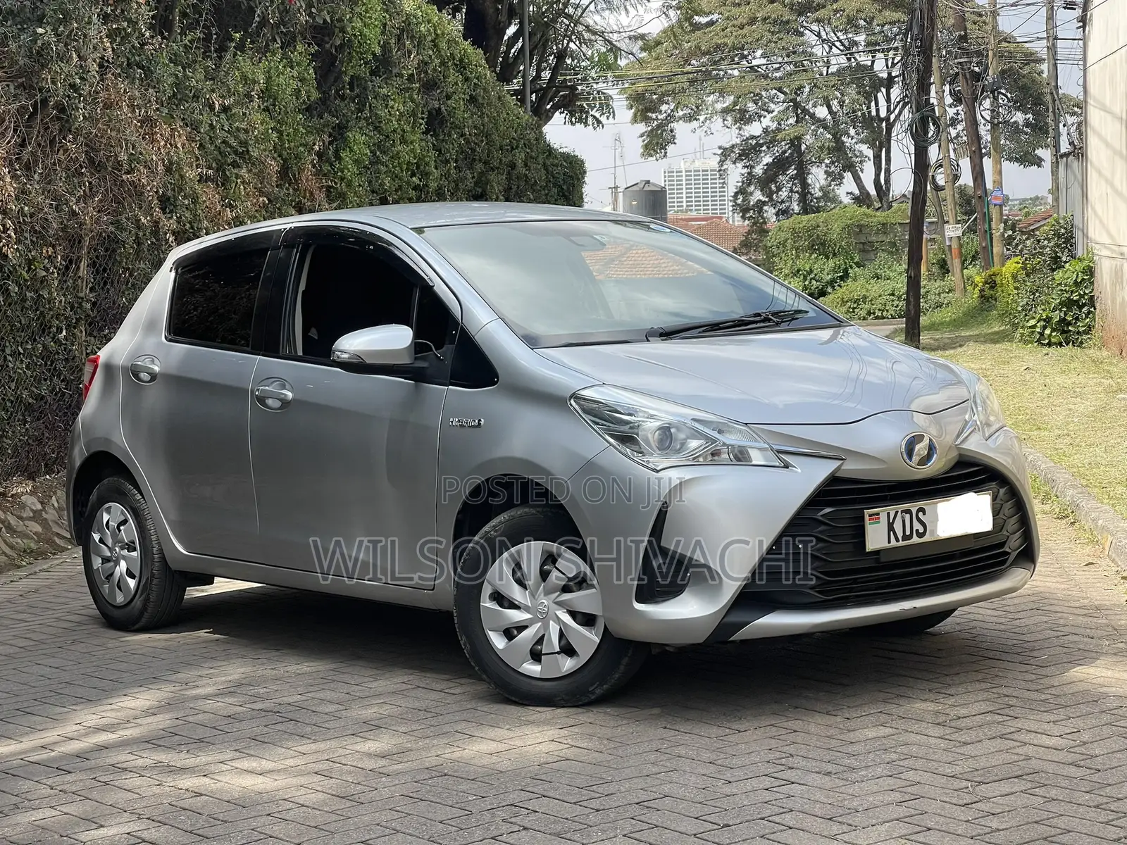 Toyota Vitz 2017 Silver