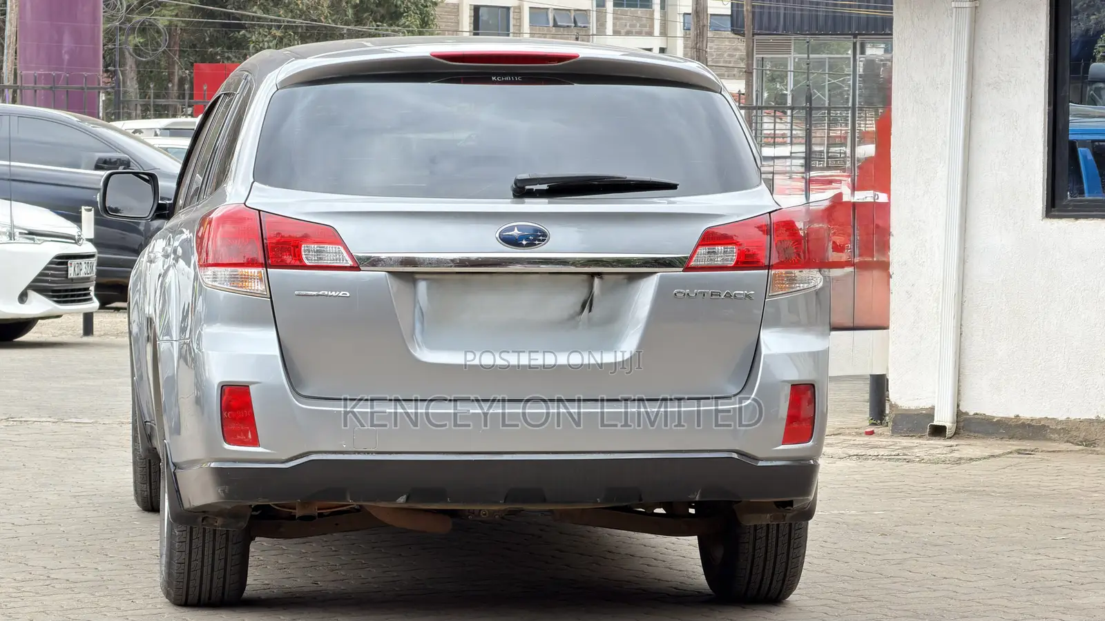 Subaru Outback 2.5i Limited 2011 Gold