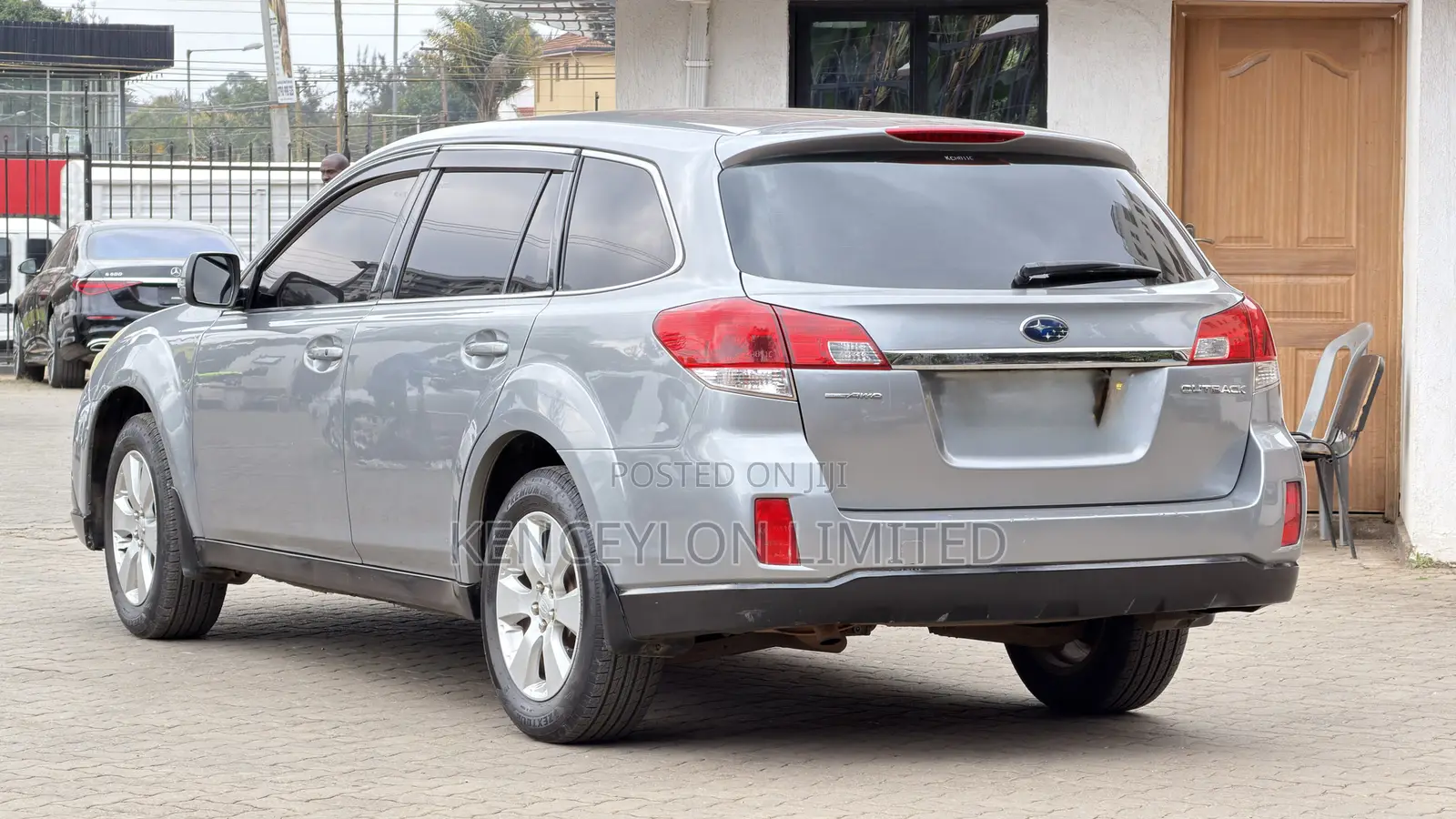 Subaru Outback 2.5i Limited 2011 Gold