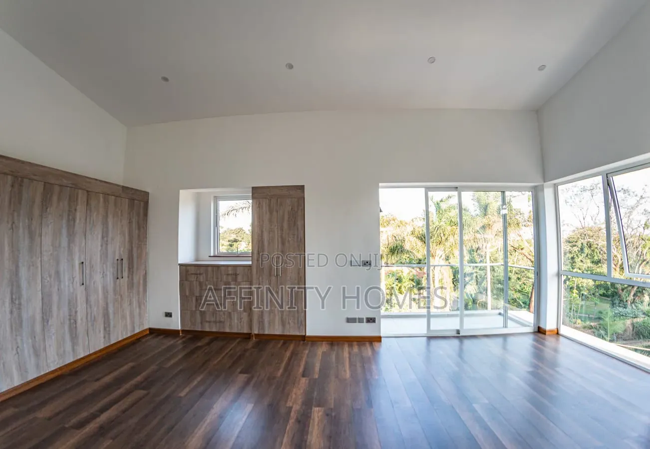 4bdrm Townhouse / Terrace in Kabasiran, Maziwa for rent