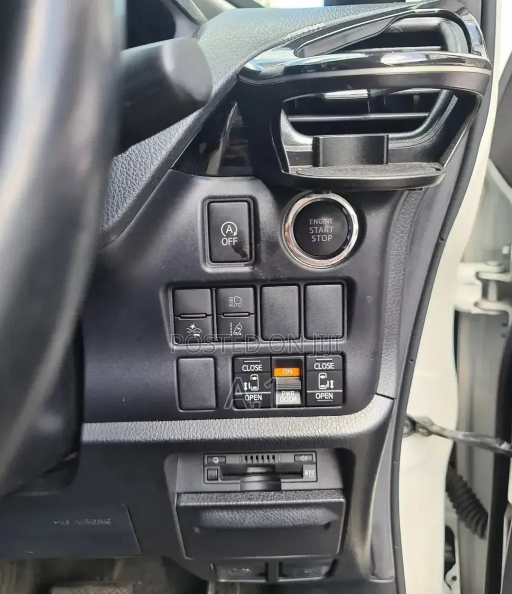 Toyota Voxy 2019 Pearl