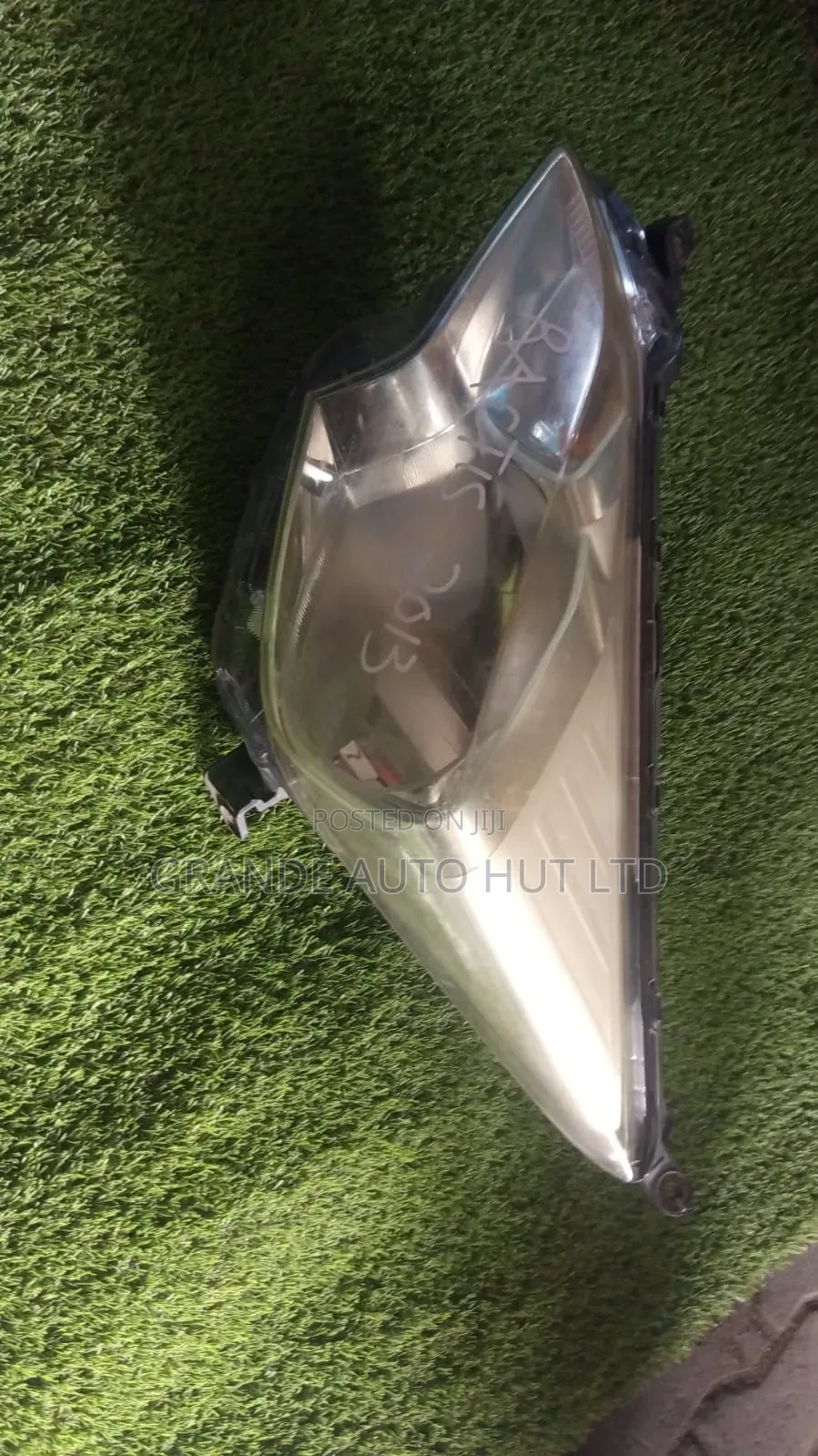 Toyota RACTIS 2013 HEADLIGHT