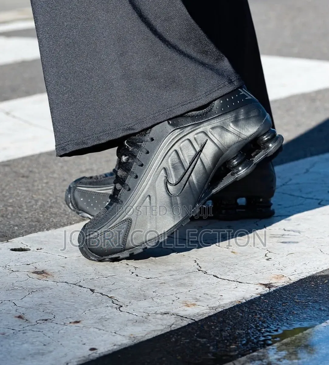 Nike Shox R4“ Triple Black “ Sneakers