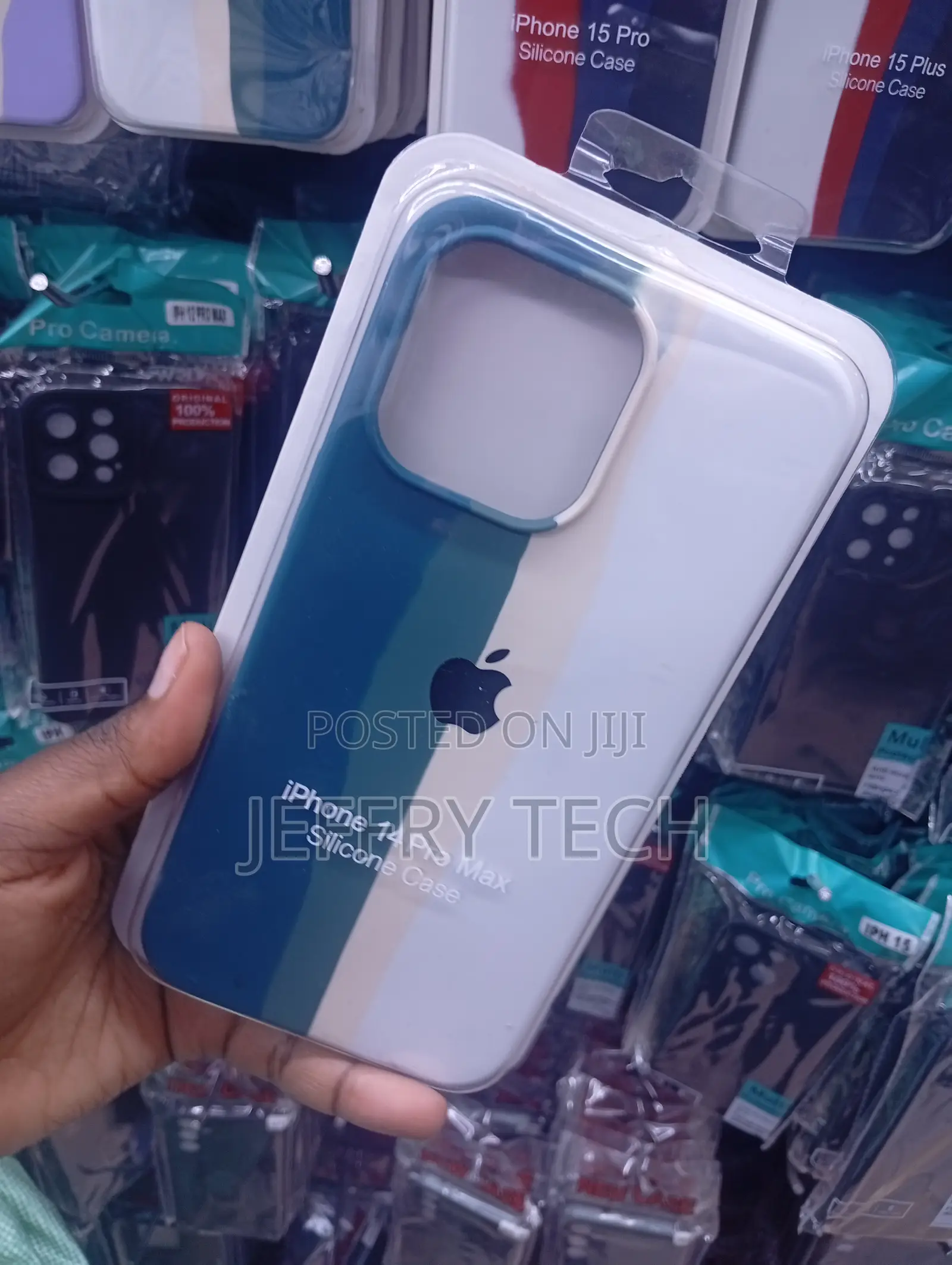 iPhone 14 Pro Max Features a Two-Tone Blue and White Case