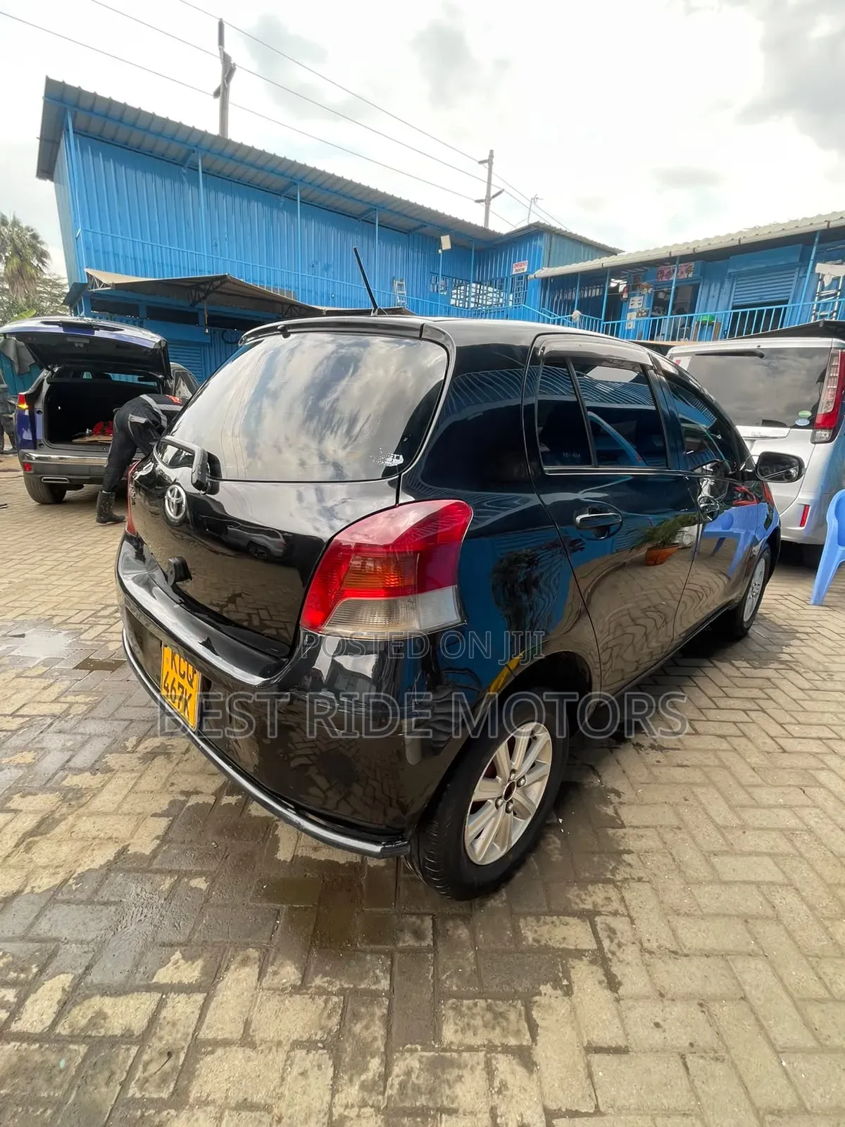 Toyota Vitz 1.3 FWD 5dr 2011 Black
