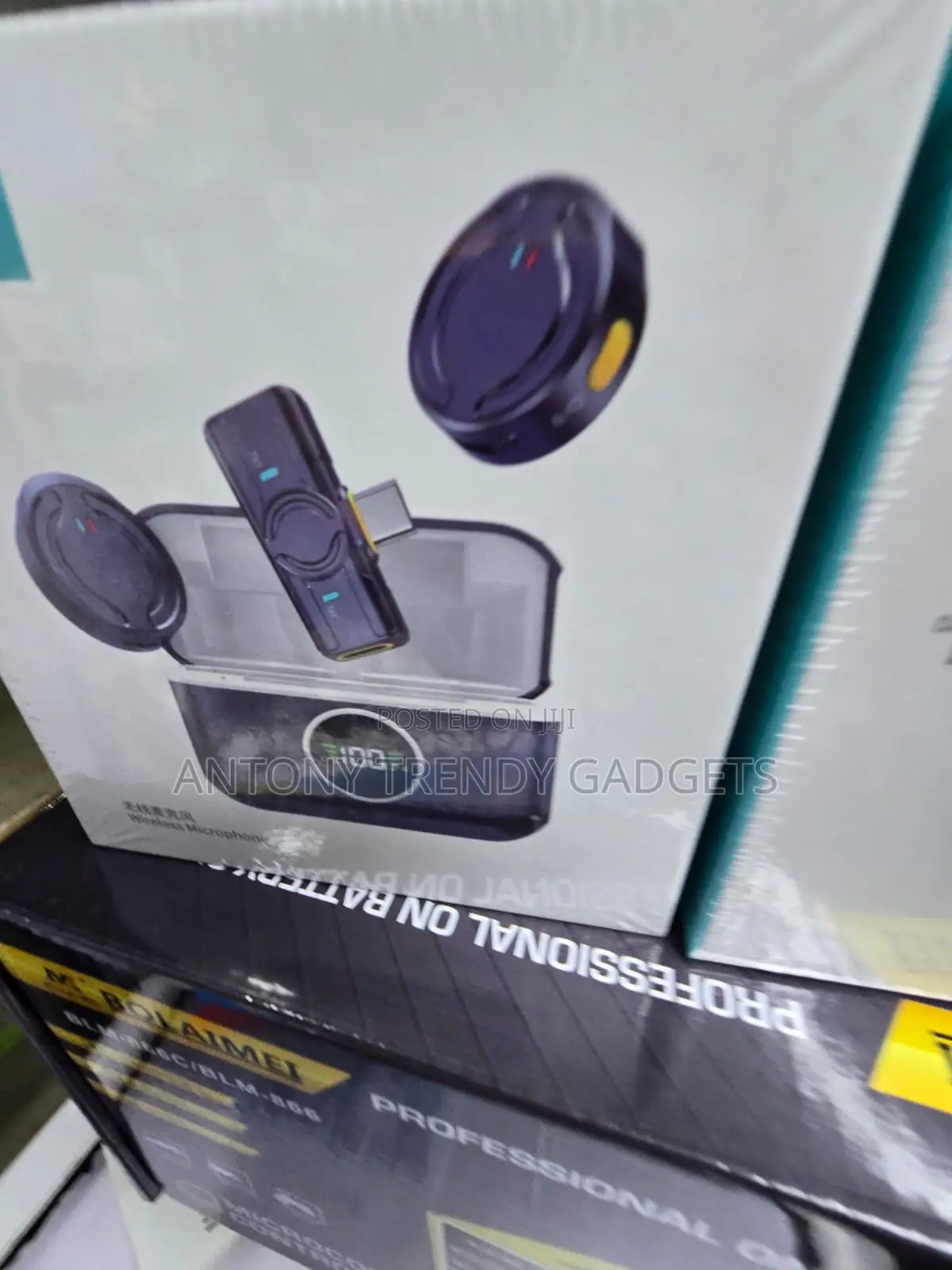 Q81 Wireless Lavalier Mic With Digital Display Charging Case