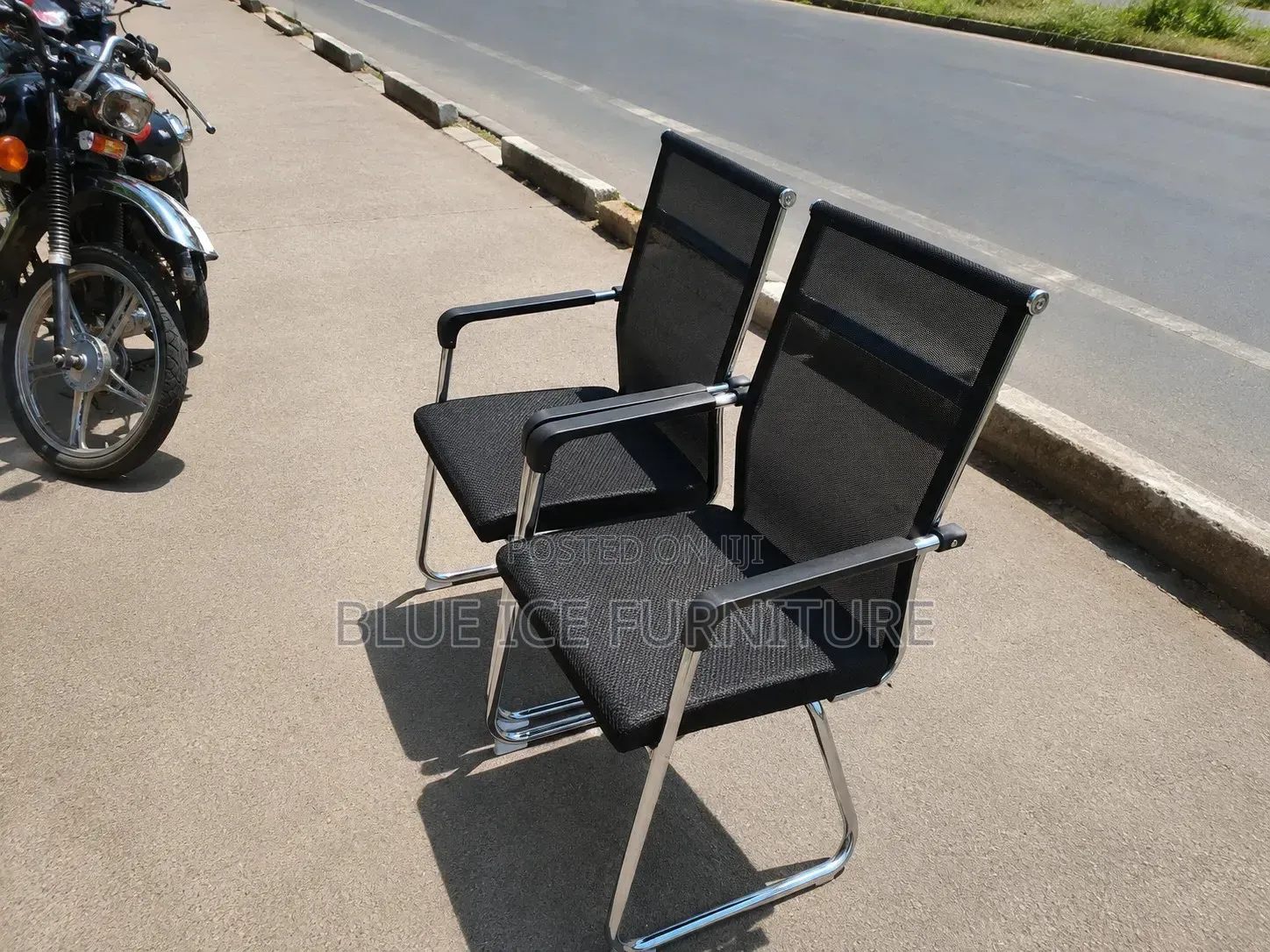 Black Mesh Visitors Office Chair With Armrest