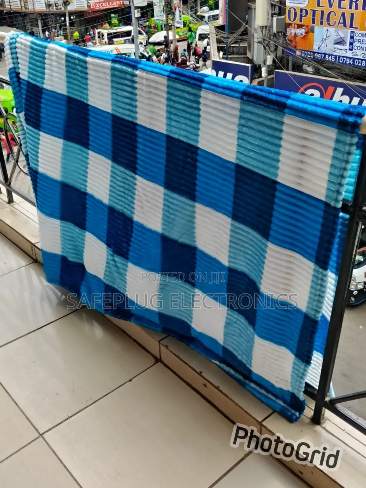Ultra-Plush Striped Velvet Fleece Blanket – Modern Plaid Design