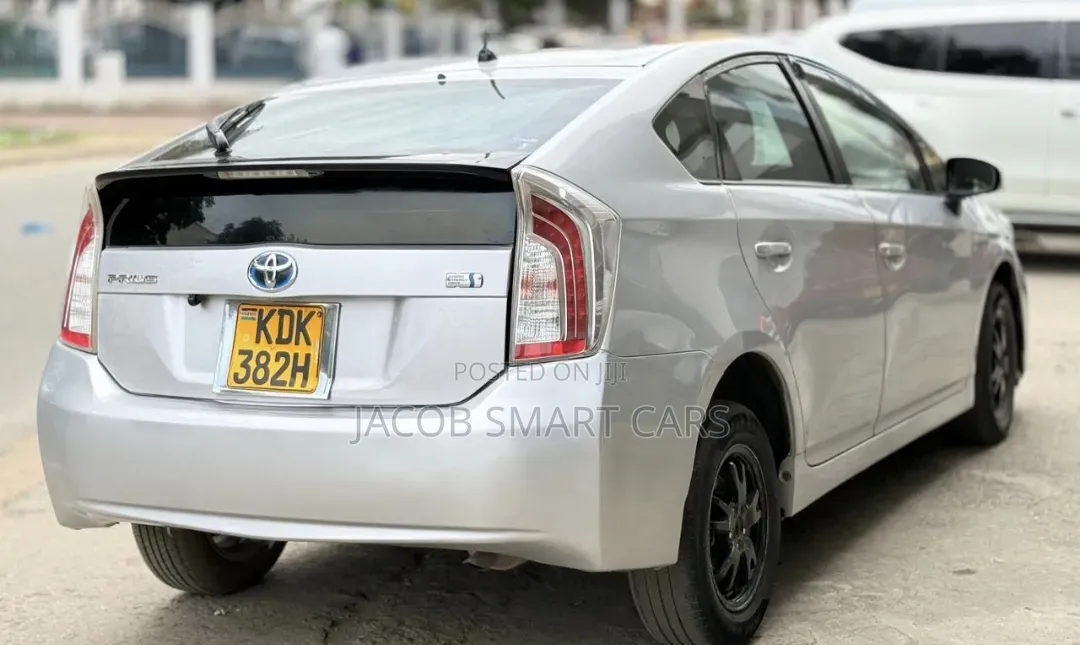 Toyota Prius 4dr Hatchback (1.8L 4cyl gas/electric hybrid CVT) 2016
