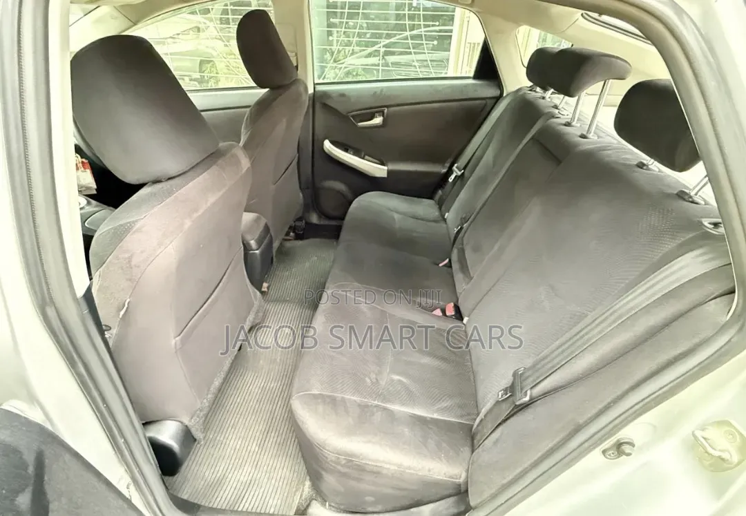 Toyota Prius 4dr Hatchback (1.8L 4cyl gas/electric hybrid CVT) 2016