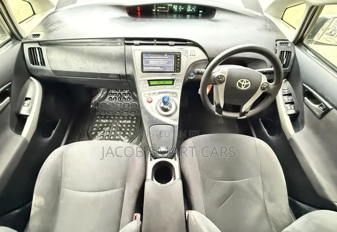 Toyota Prius 4dr Hatchback (1.8L 4cyl gas/electric hybrid CVT) 2016