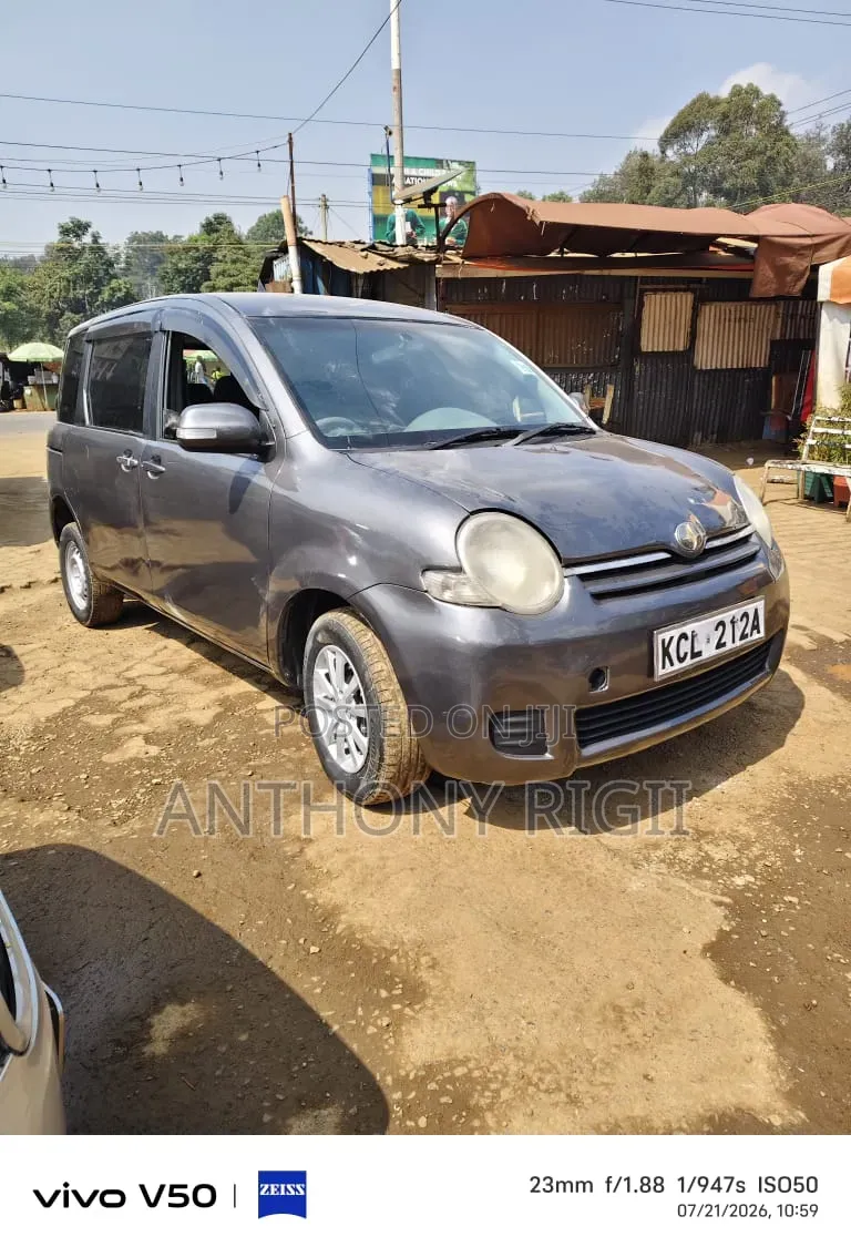 Toyota Sienta 1.5 FWD 2010 Gray