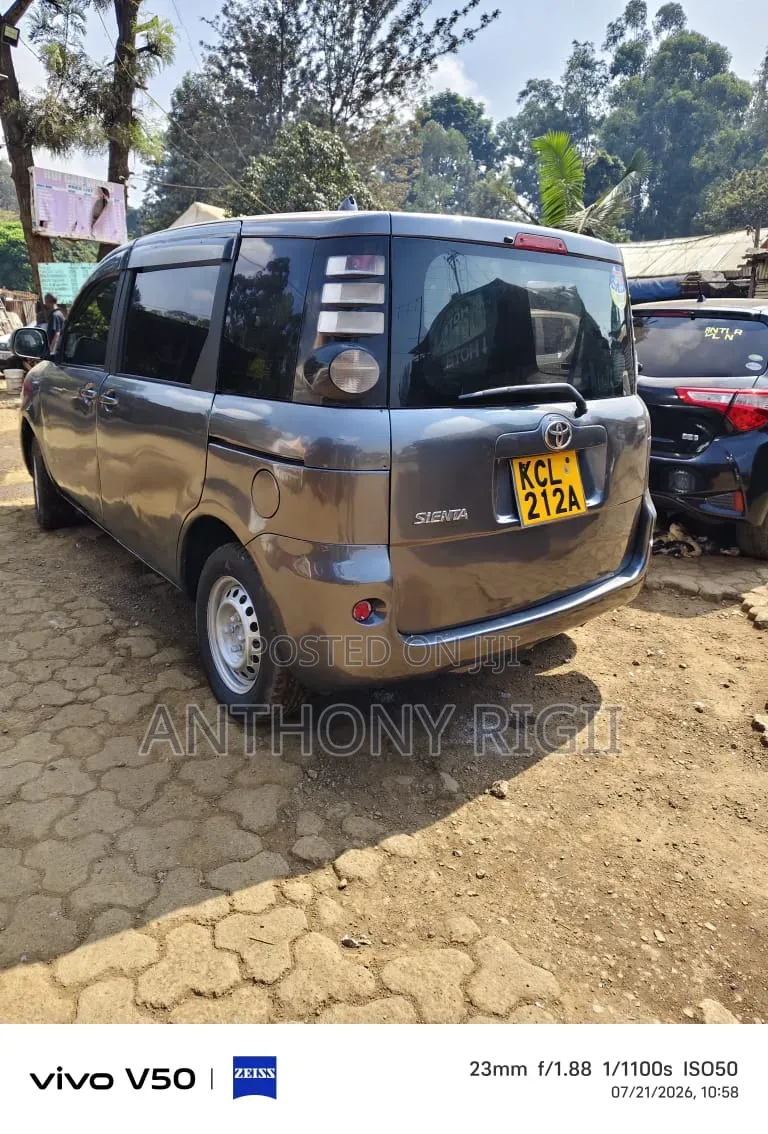 Toyota Sienta 1.5 FWD 2010 Gray