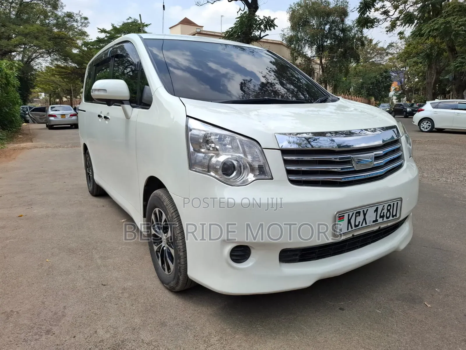 Toyota Noah 2.0 158hp FWD (8 Seater) 2013 White