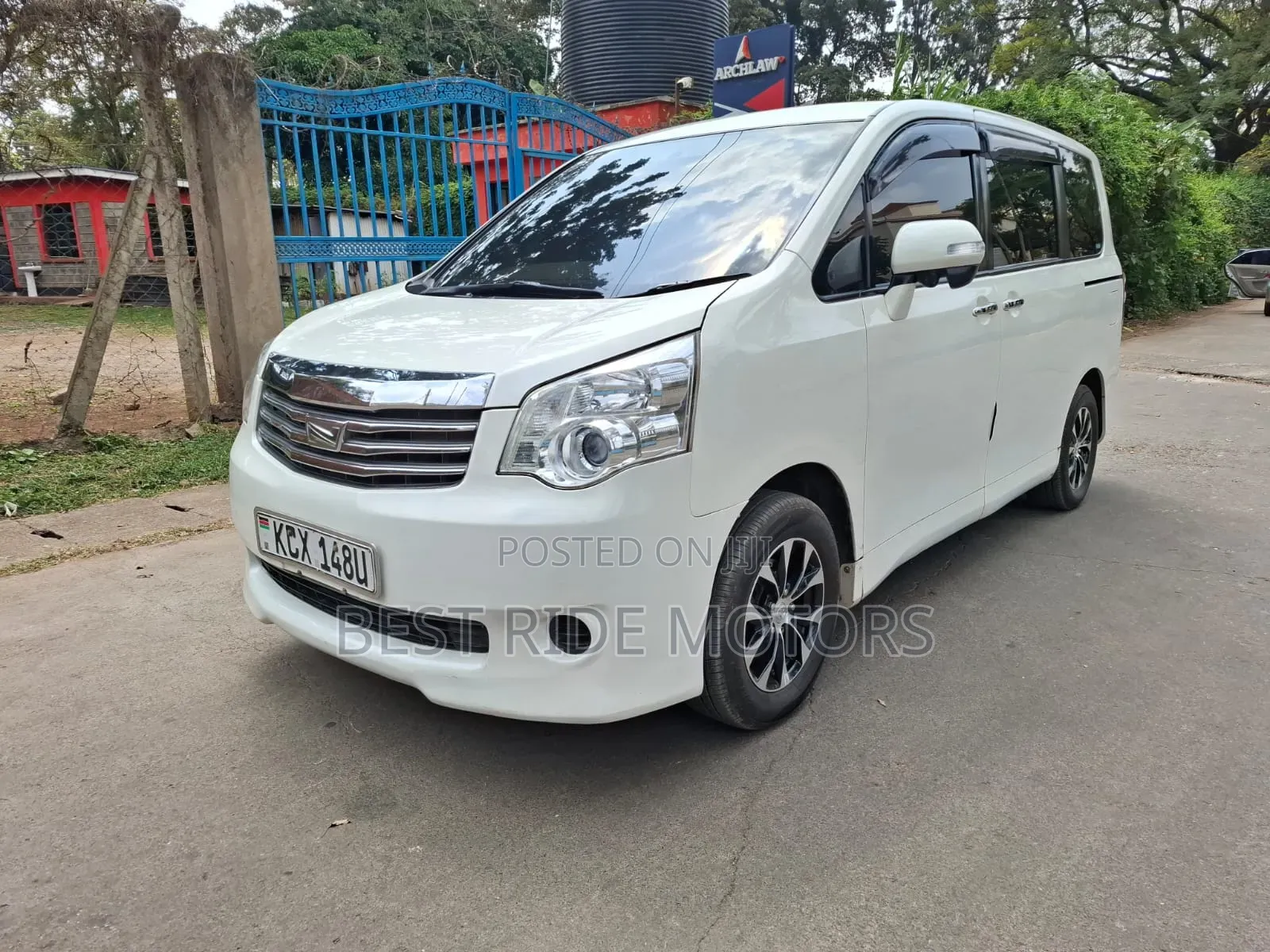 Toyota Noah 2.0 158hp FWD (8 Seater) 2013 White