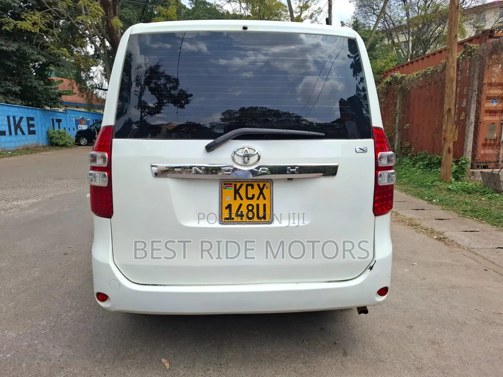 Toyota Noah 2.0 158hp FWD (8 Seater) 2013 White