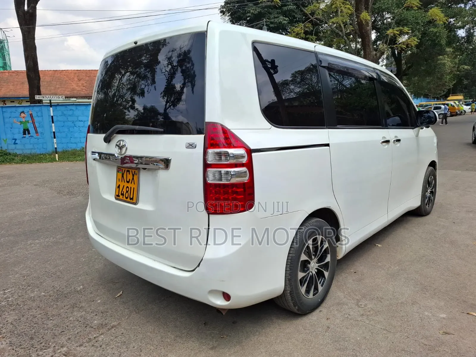 Toyota Noah 2.0 158hp FWD (8 Seater) 2013 White
