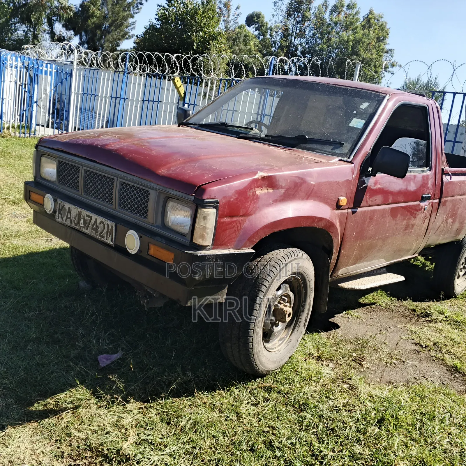 Nissan Pick-Up 2000 Maroon