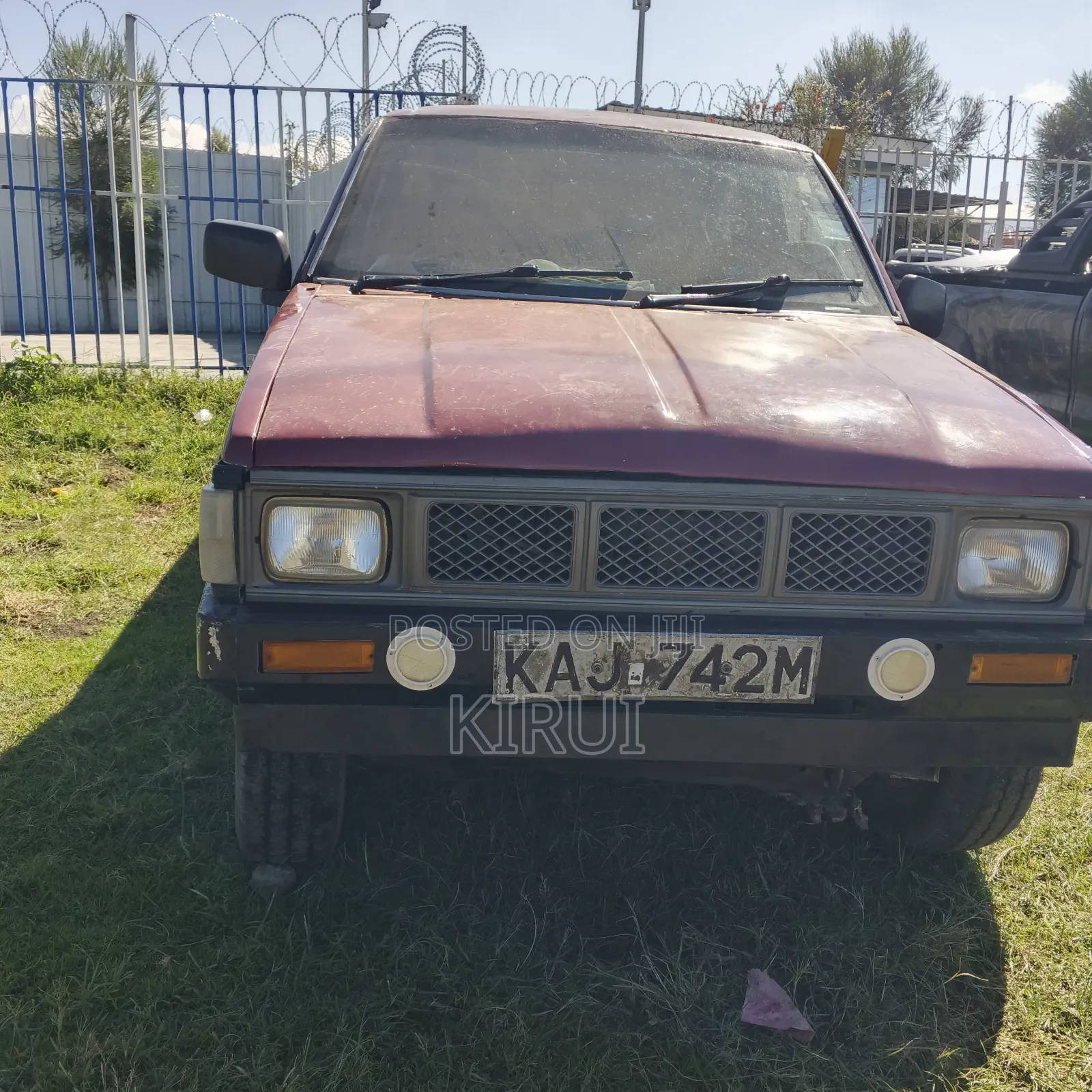 Nissan Pick-Up 2000 Maroon