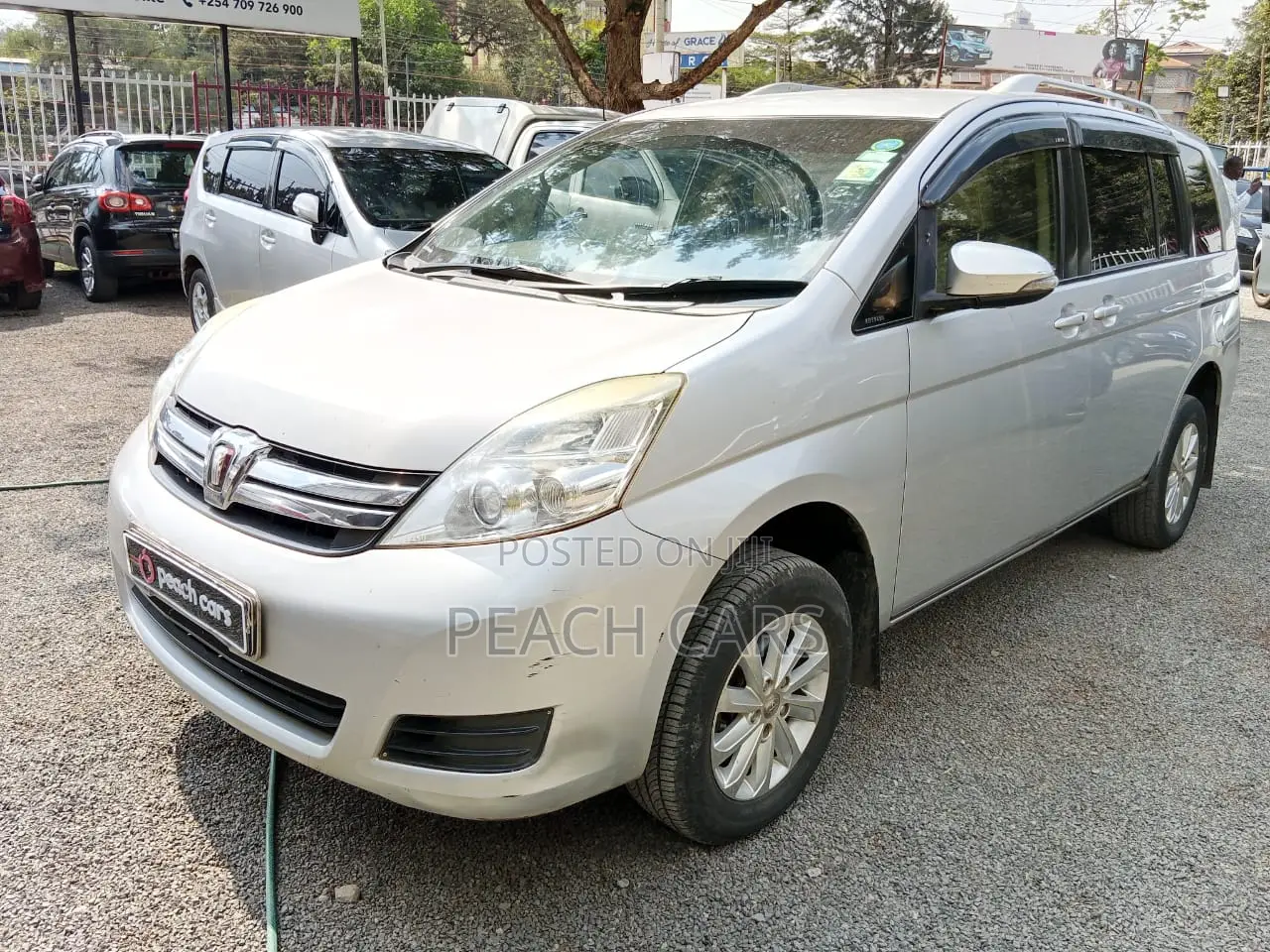 Toyota ISIS 2014 Silver